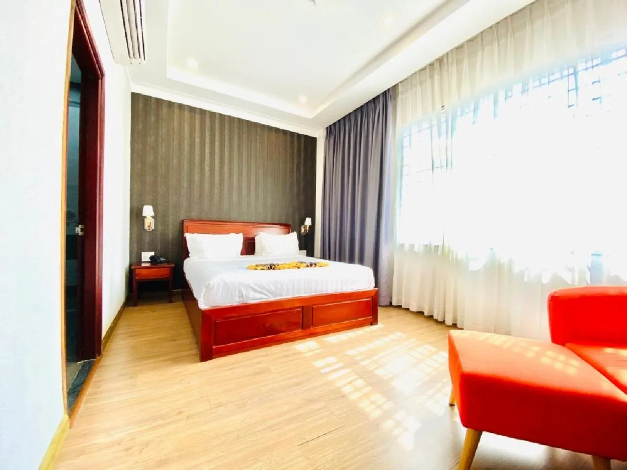 Photo of the whole room, Bed in Long Bao Chau Hotel