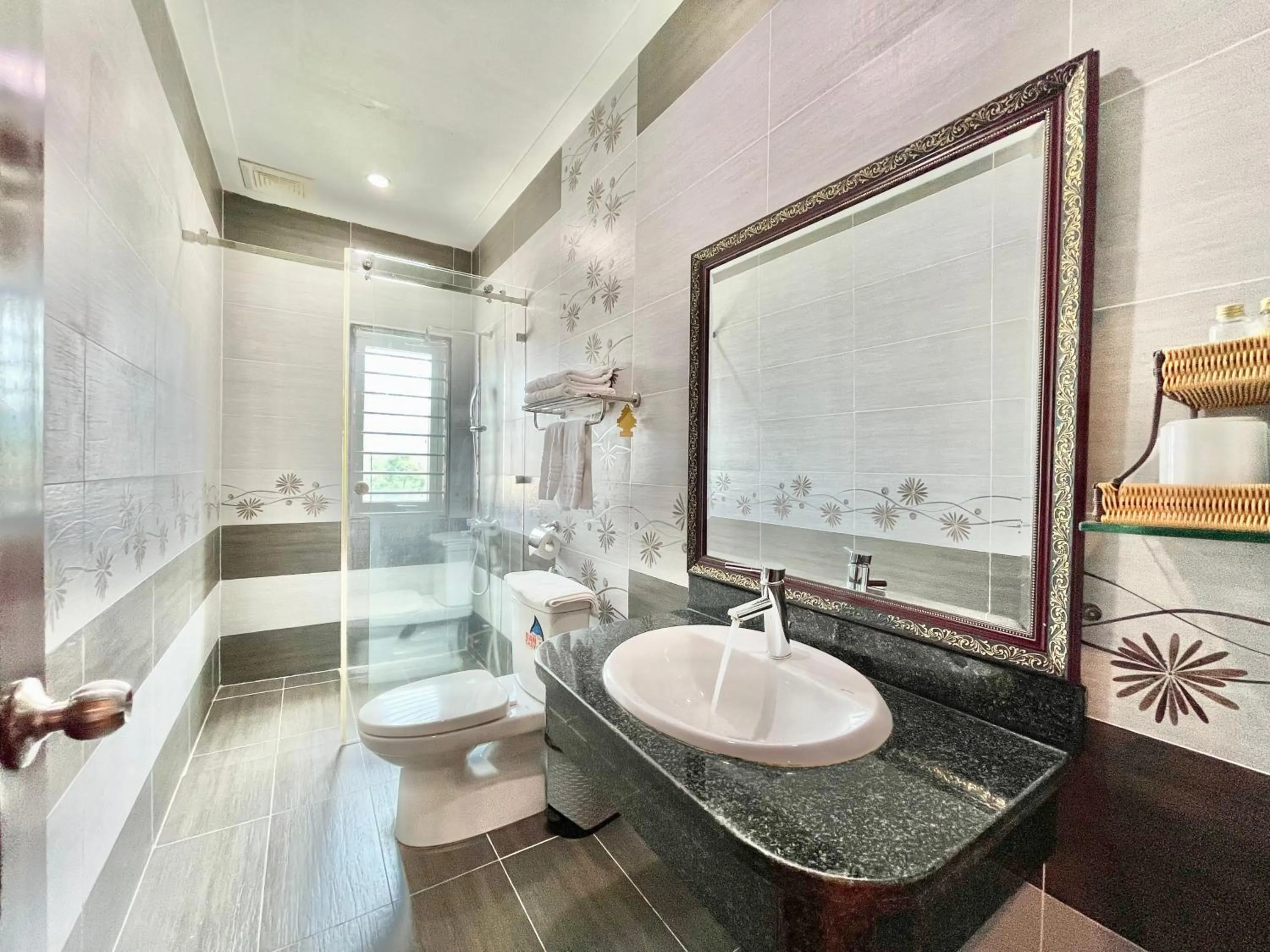 Shower in Long Bao Chau Hotel