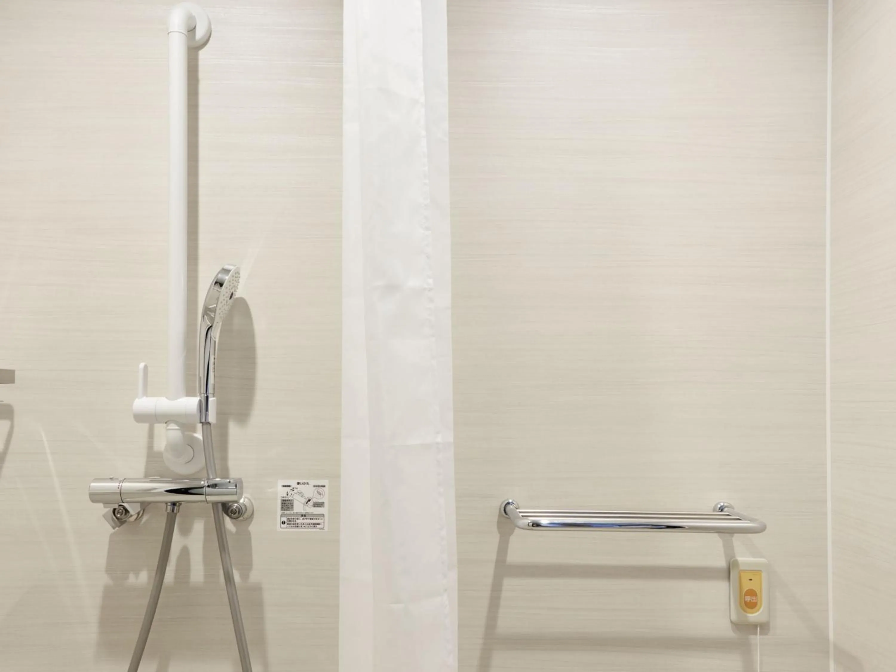 Shower in CROSS Life Hakata Tenjin