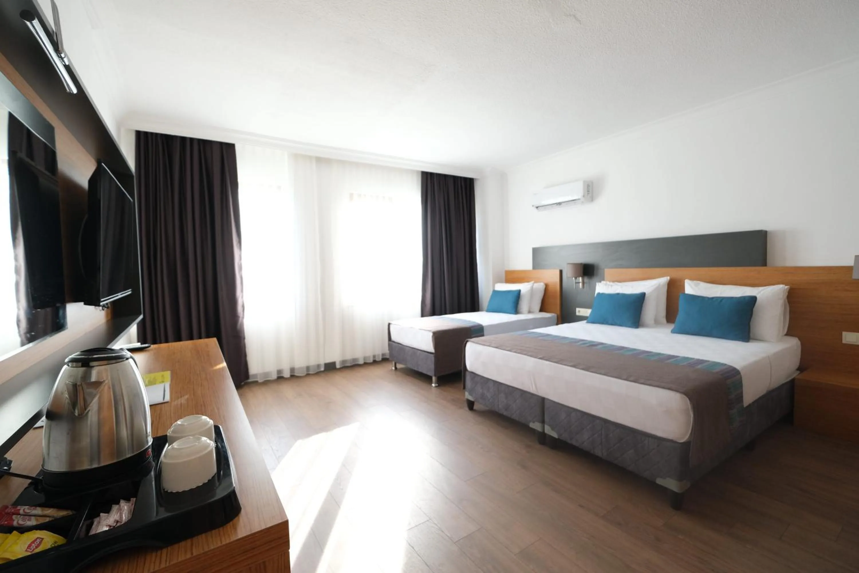 hair dresser, Bed in Qinn Hotel