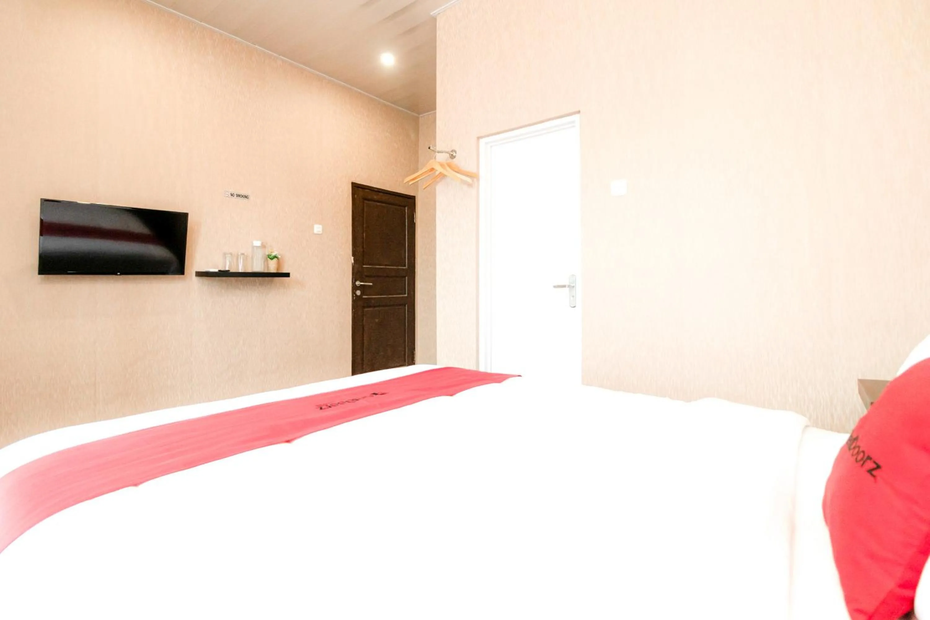 Bedroom, Bed in RedDoorz @ Jalan Srikandi Pekanbaru