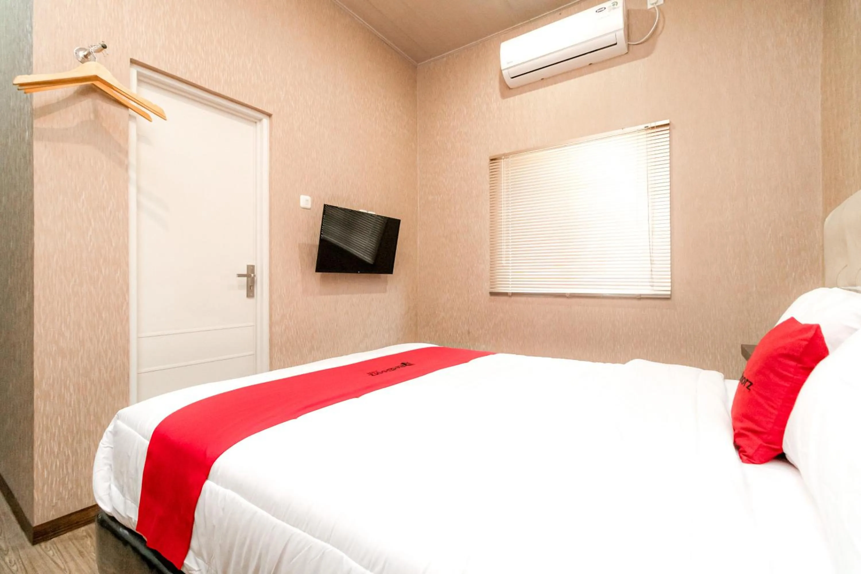 Bedroom, Bed in RedDoorz @ Jalan Srikandi Pekanbaru