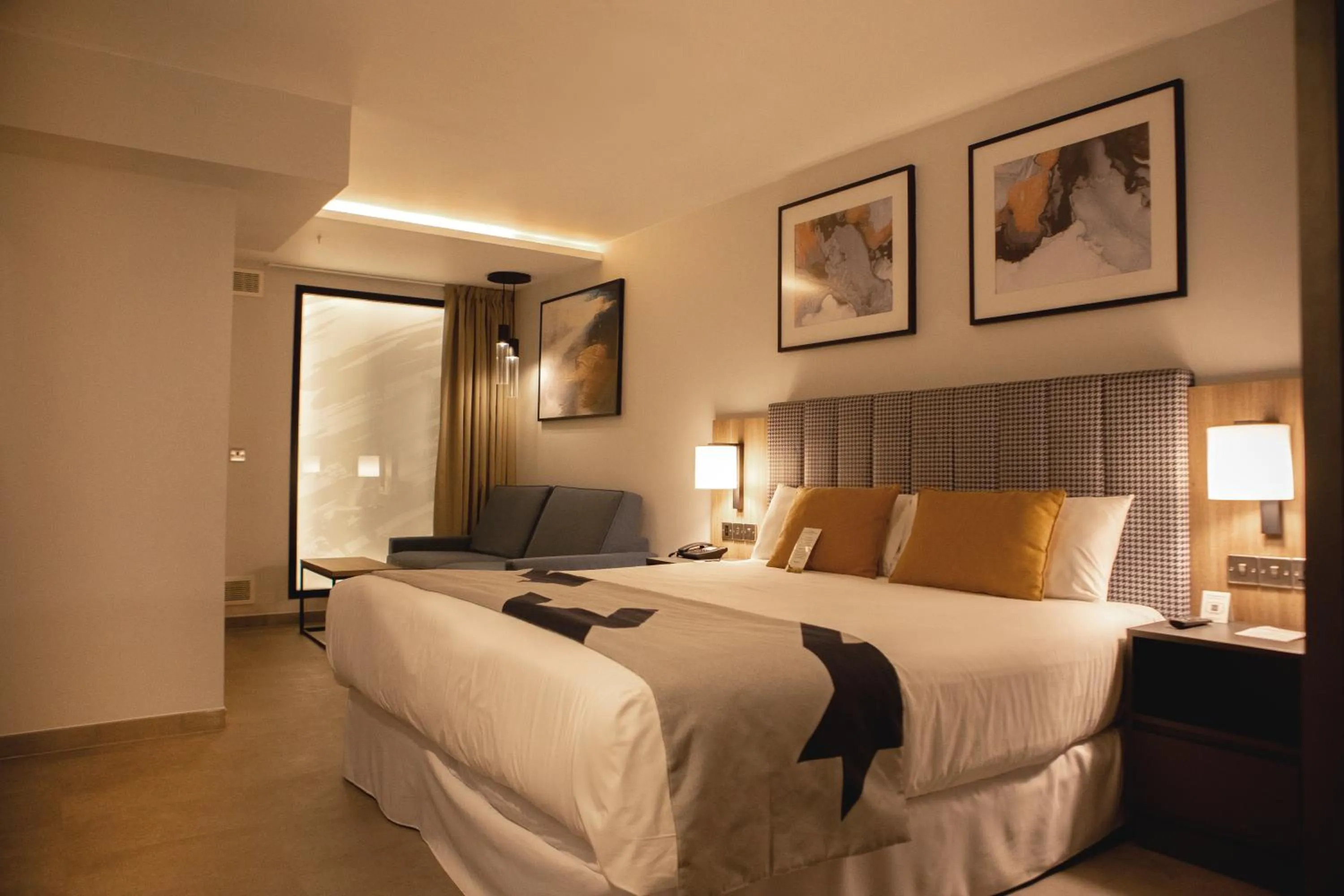 Bedroom, Bed in Riu Plaza London Victoria