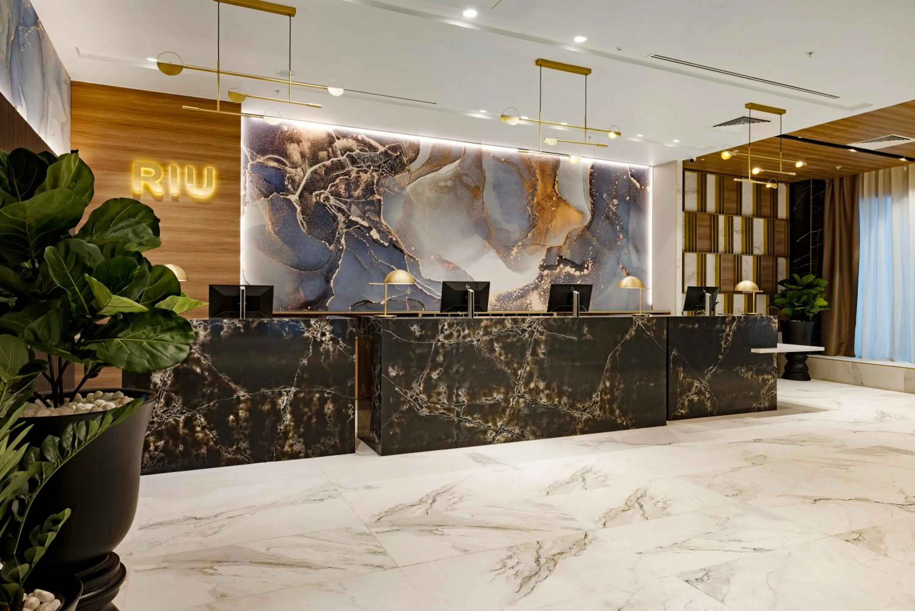 Lobby or reception in Riu Plaza London Victoria