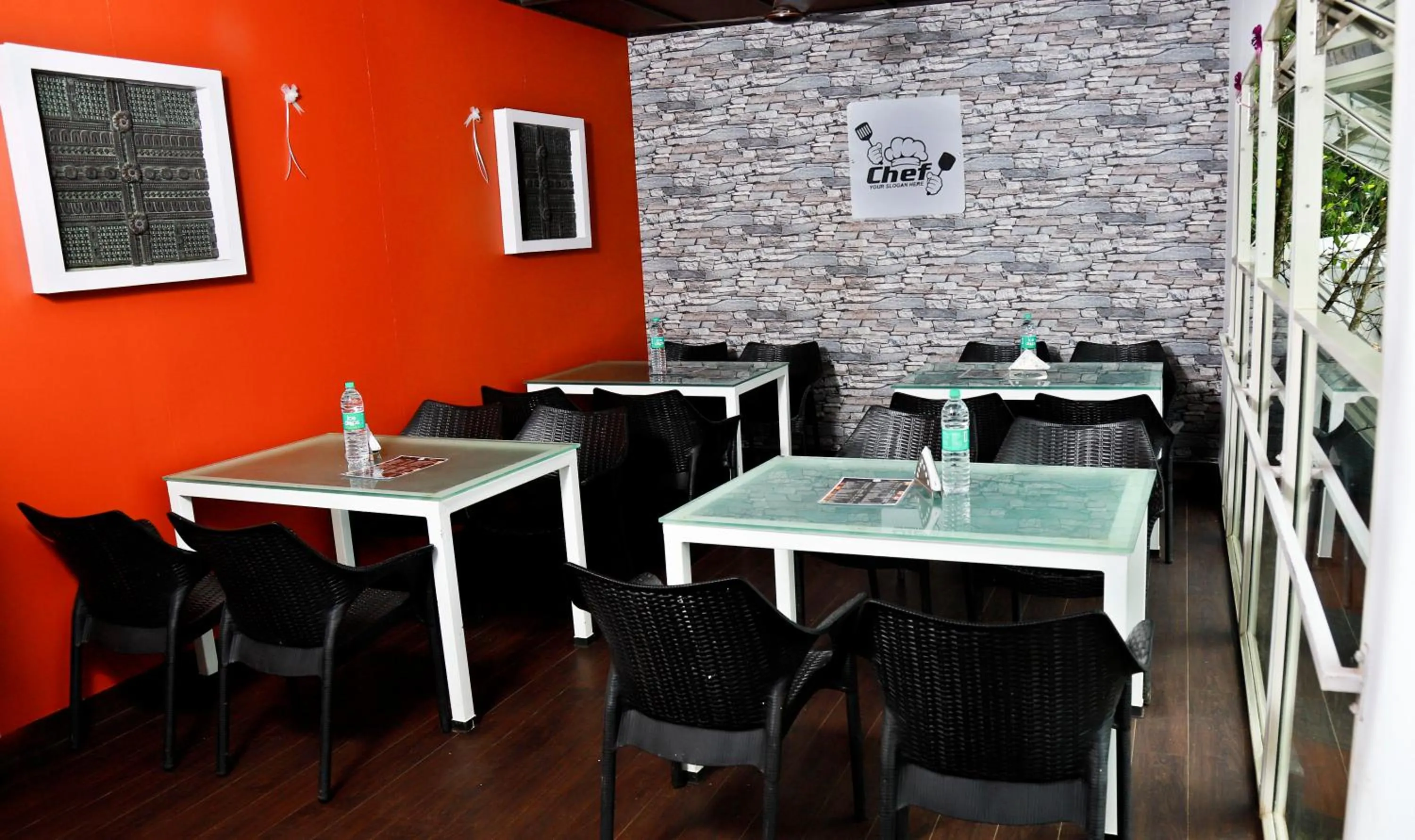 Restaurant/places to eat in Santhi Hill View Resort