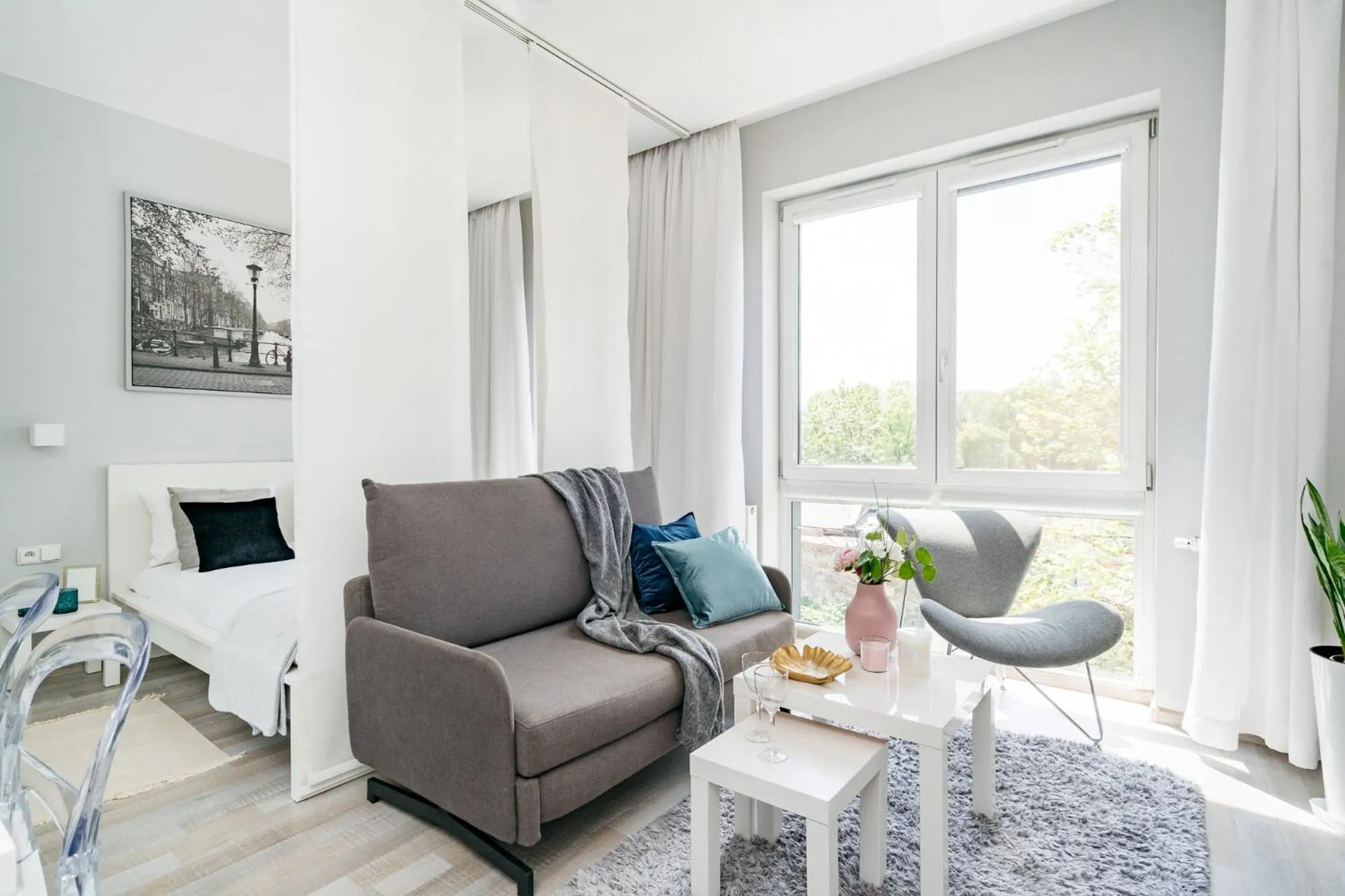 Communal lounge/ TV room in Bright Apartments - LoftAffair