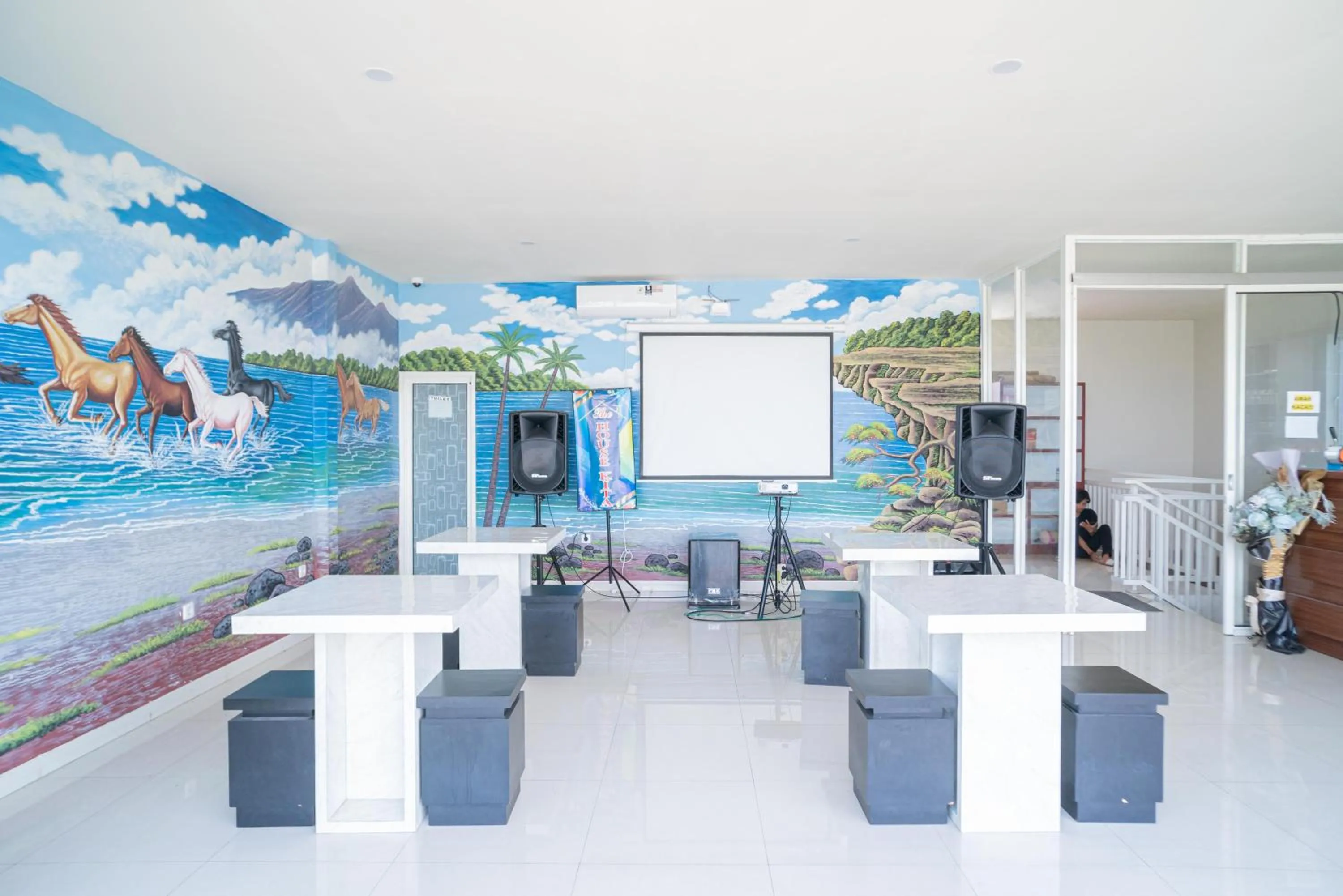 Meeting/conference room in RedDoorz Plus @ Jalan Pemuda Timur Bojonegoro