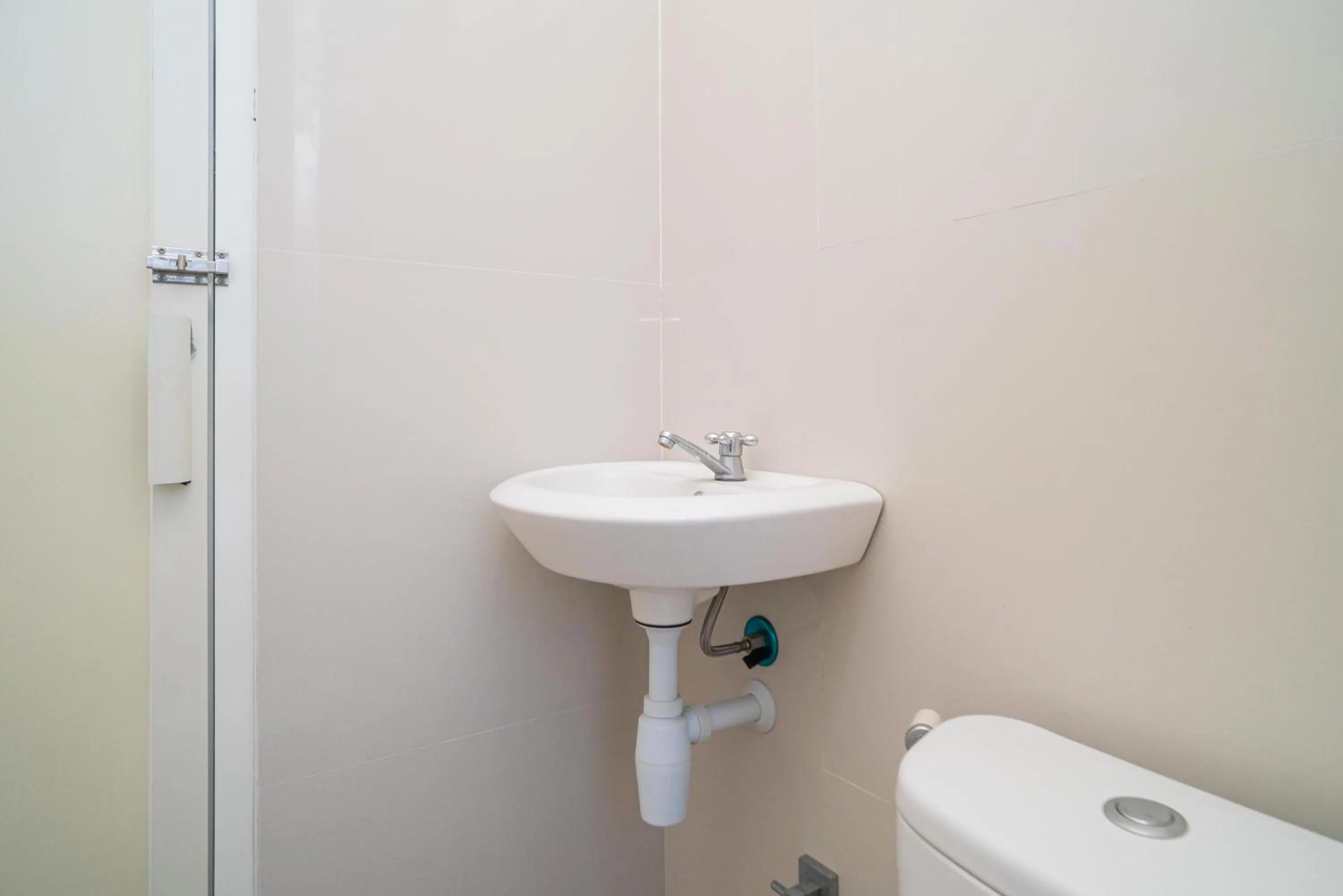 Bathroom in RedDoorz Plus @ Jalan Pemuda Timur Bojonegoro