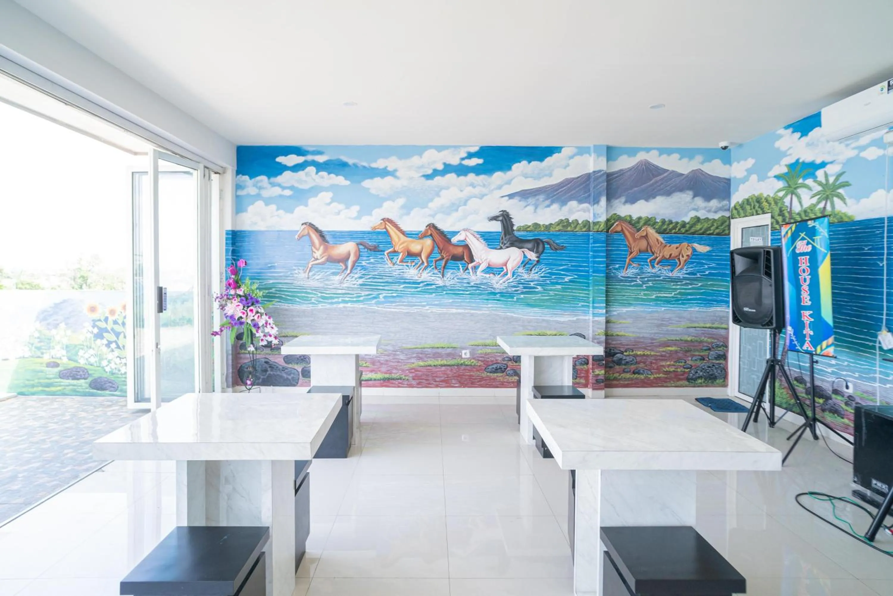 Dining area in RedDoorz Plus @ Jalan Pemuda Timur Bojonegoro