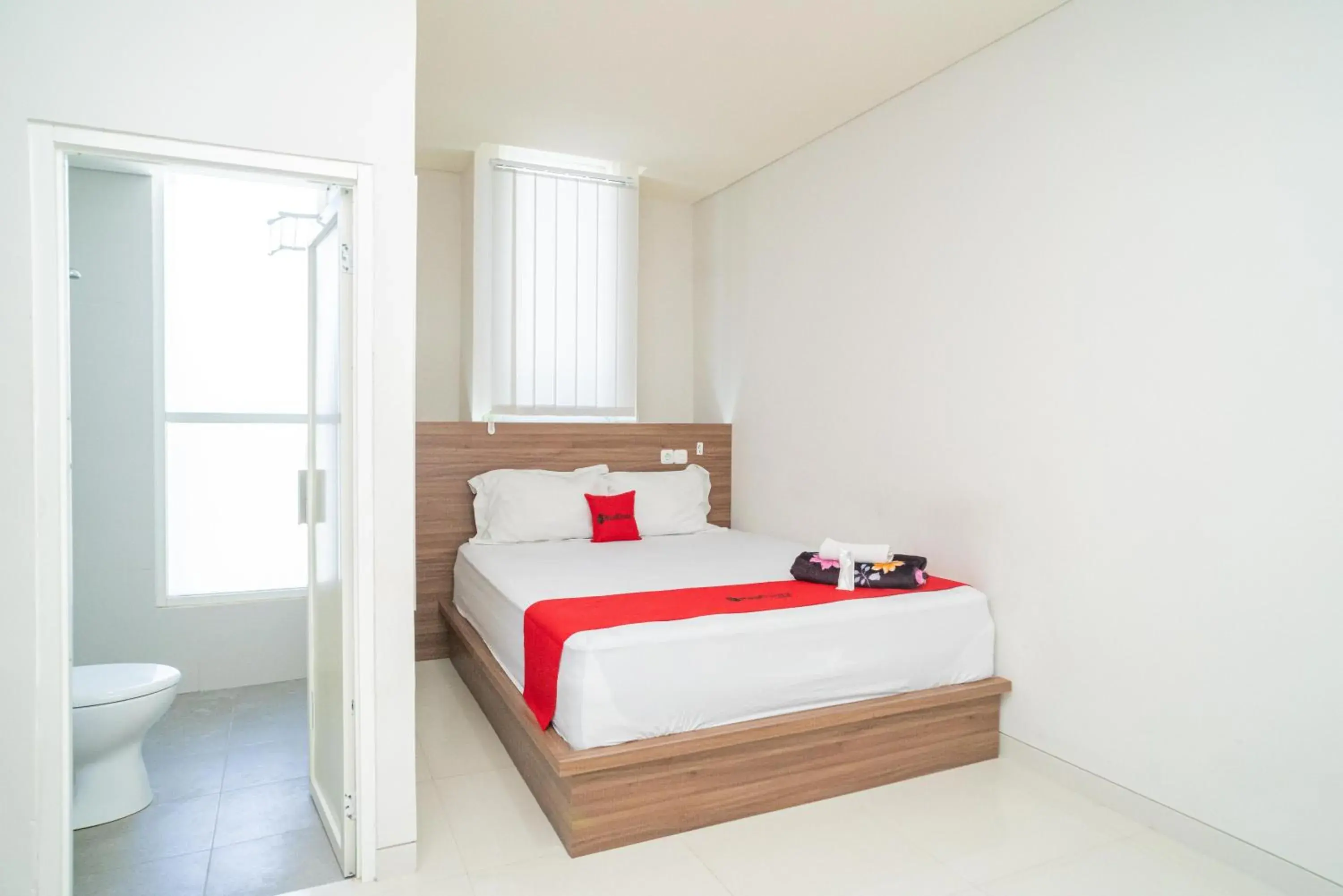 Deluxe Double Room in RedDoorz Plus @ Jalan Pemuda Timur Bojonegoro Deluxe Double Room in RedDoorz Plus @ Jalan Pemuda Timur Bojonegoro
