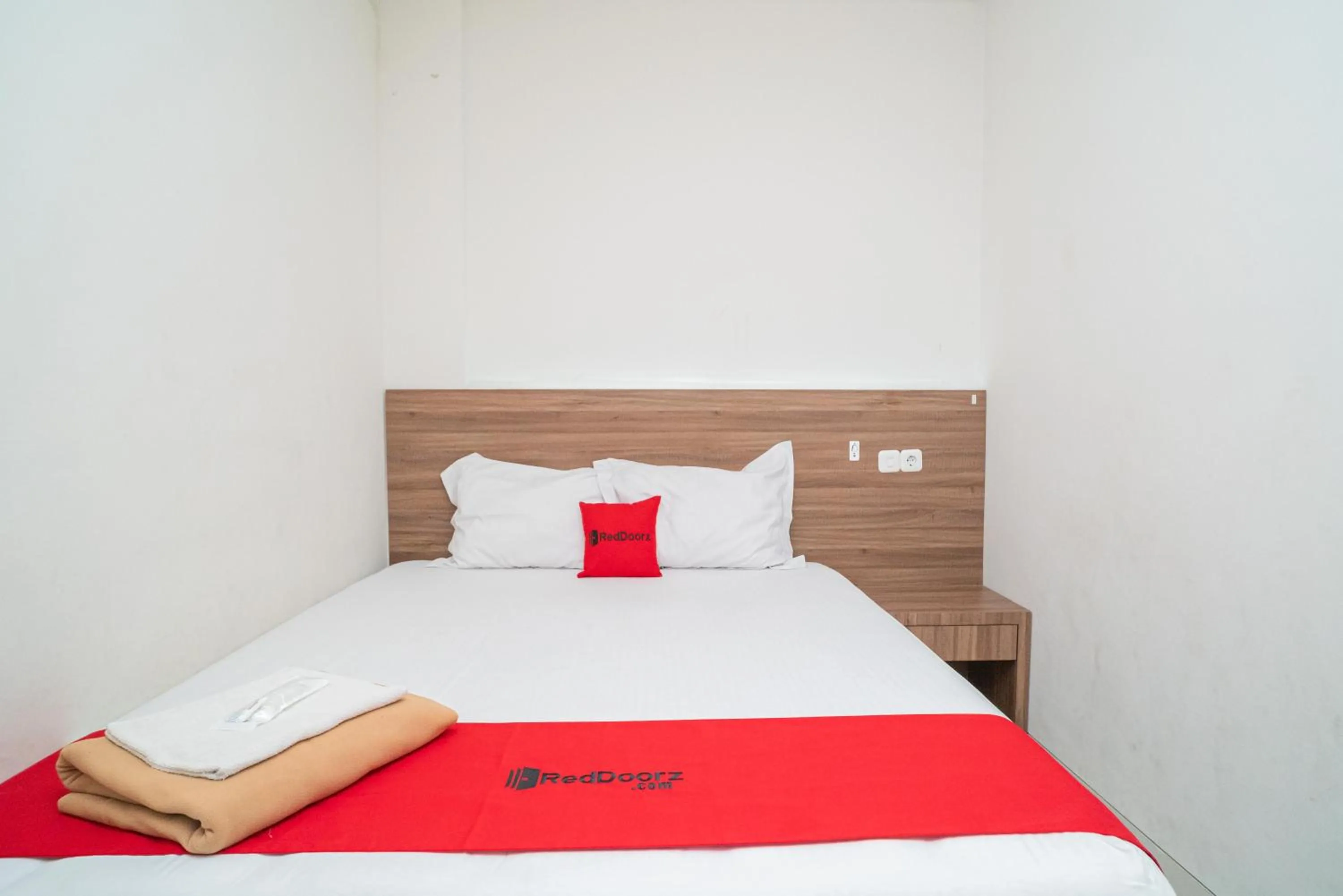 Bedroom, Bed in RedDoorz Plus @ Jalan Pemuda Timur Bojonegoro