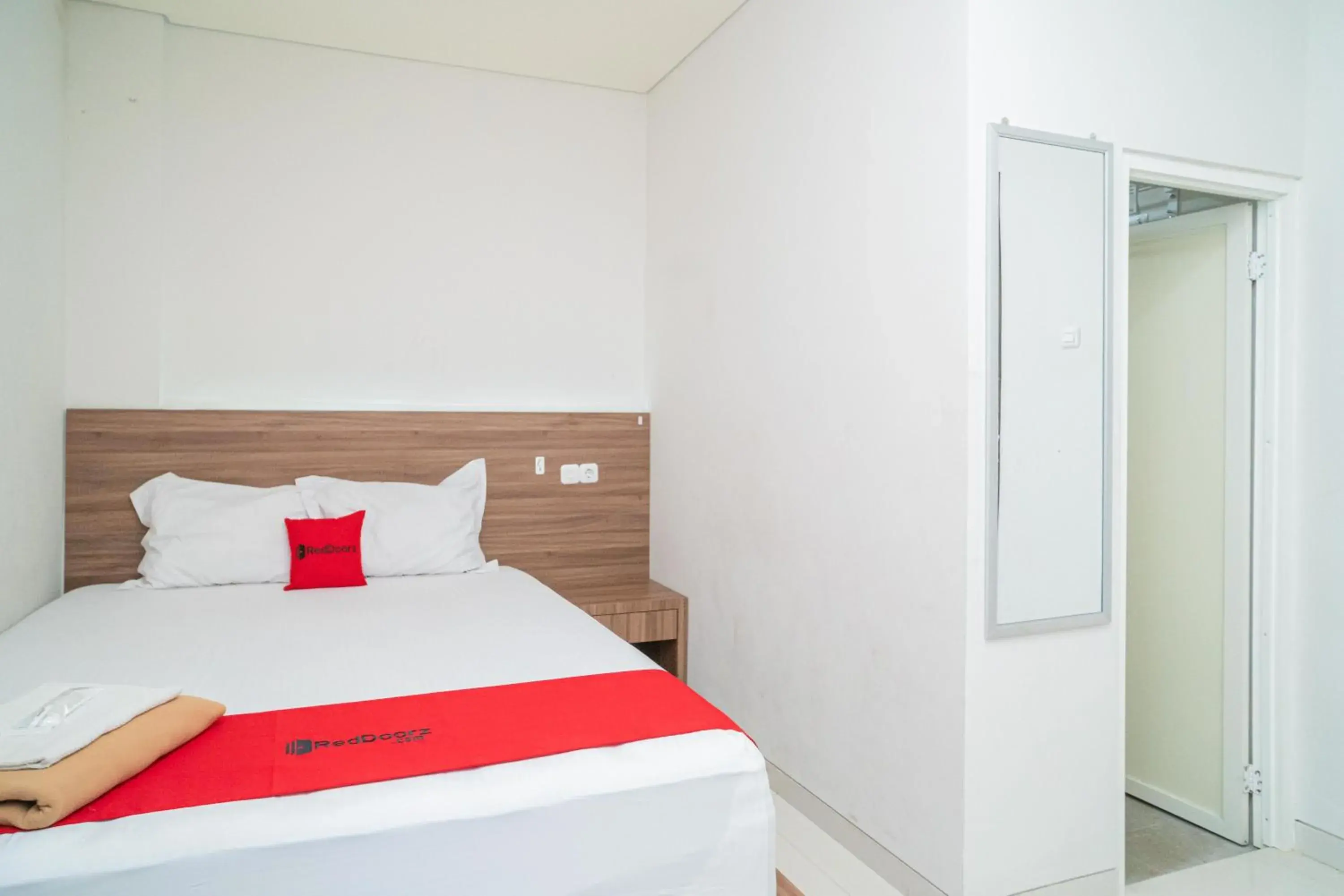 Standard Double Room in RedDoorz Plus @ Jalan Pemuda Timur Bojonegoro Standard Double Room in RedDoorz Plus @ Jalan Pemuda Timur Bojonegoro