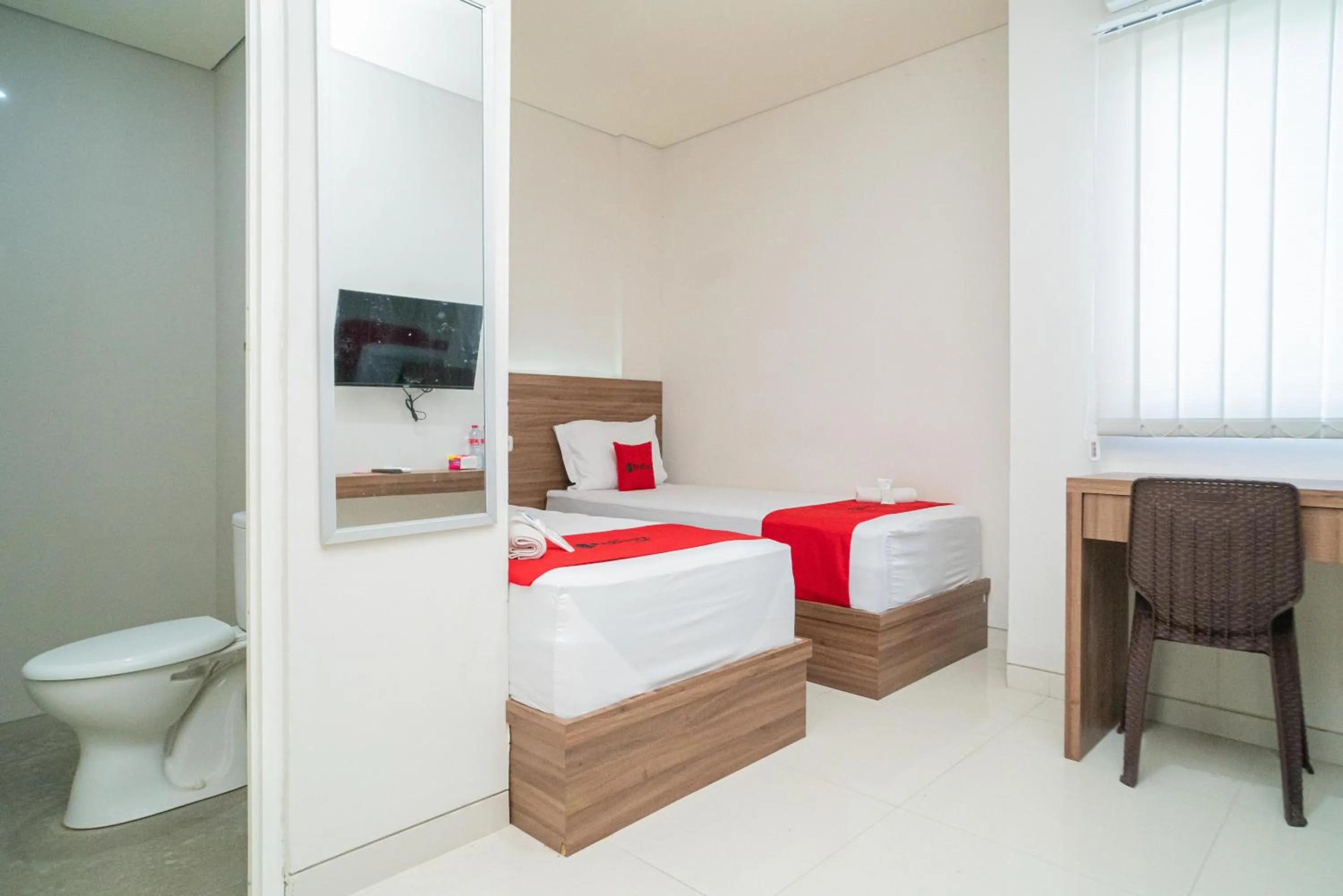 Bedroom, Bed in RedDoorz Plus @ Jalan Pemuda Timur Bojonegoro