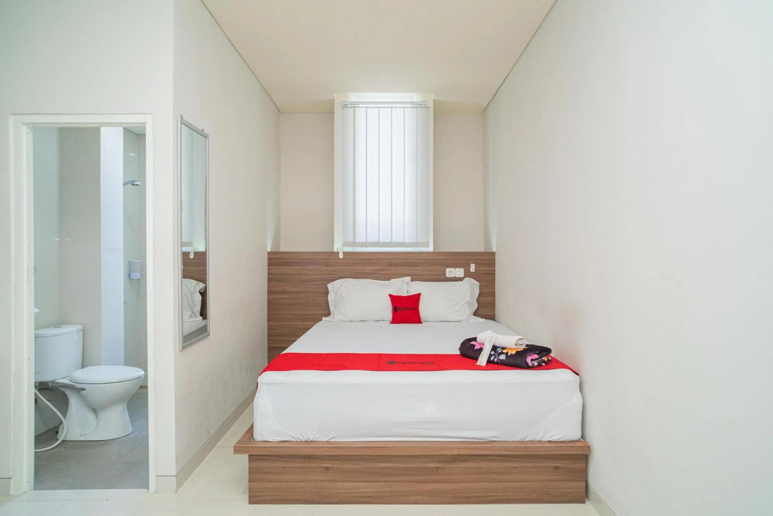 Bedroom, Bed in RedDoorz Plus @ Jalan Pemuda Timur Bojonegoro