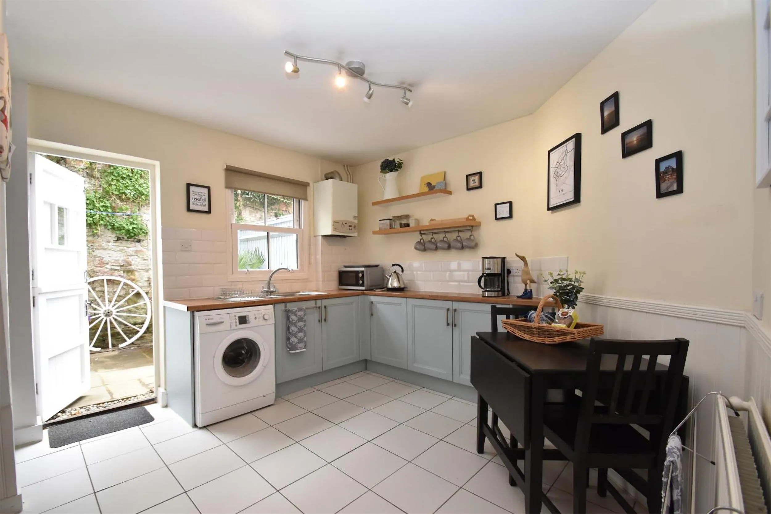 Kitchen or kitchenette in Honey Cottage