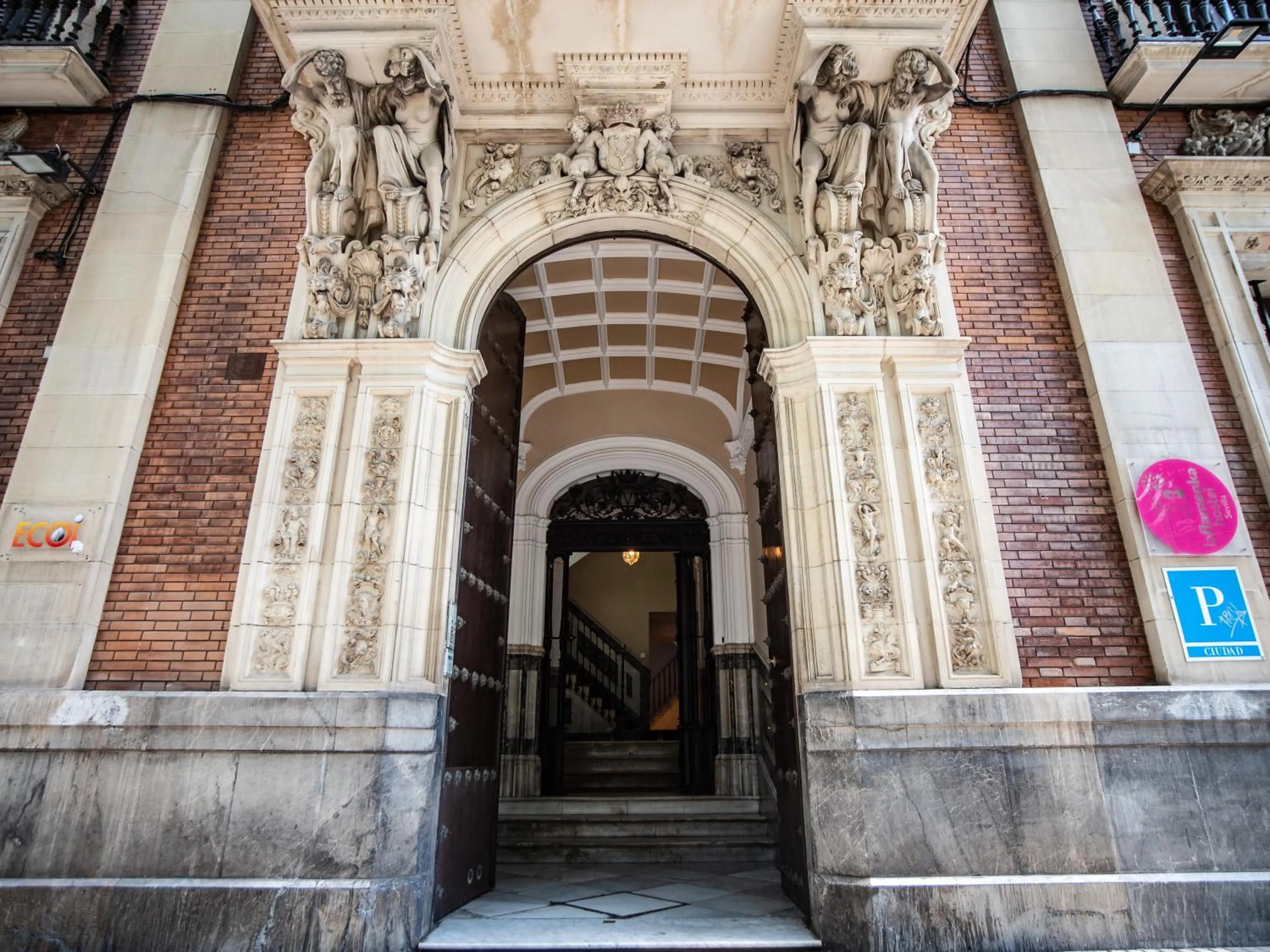 Facade/entrance in La Flamenka Hostel
