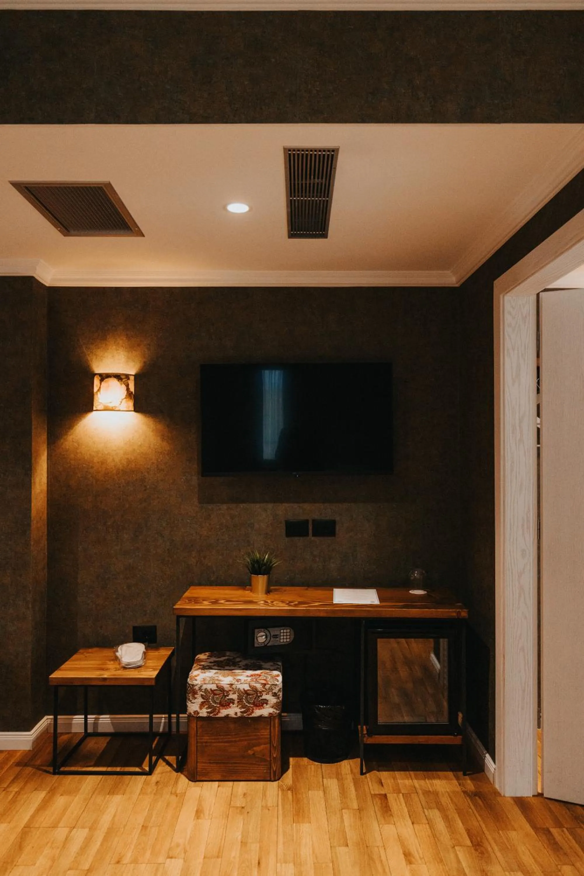 Communal lounge/ TV room in Ledina Hotel