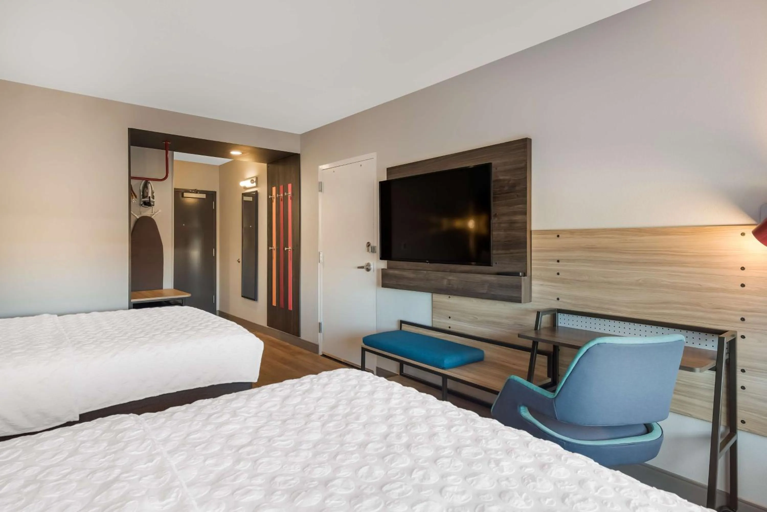 Bedroom, Bed in Tru By Hilton Greensboro, Nc