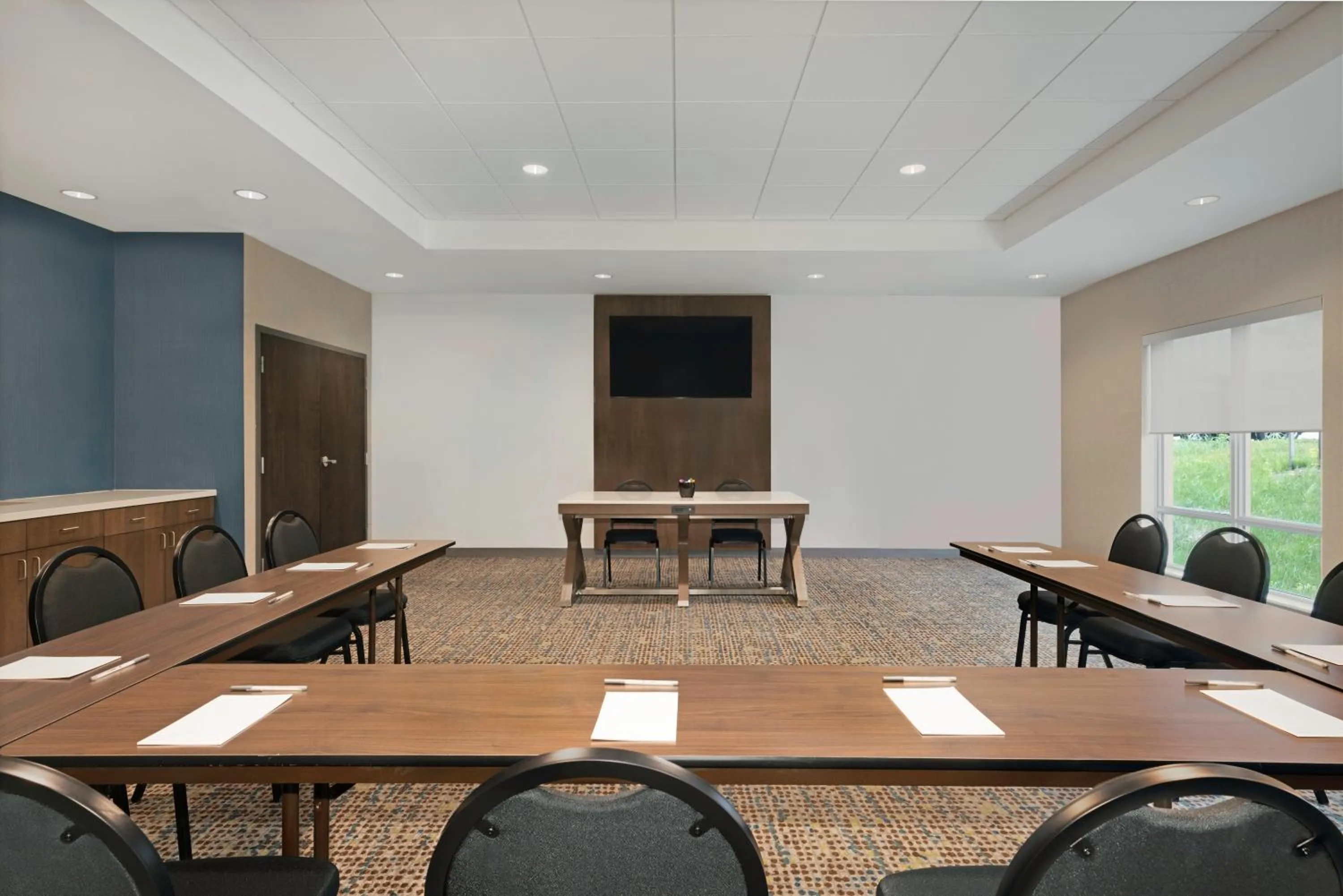 Meeting/conference room in Hampton Inn Midland, On