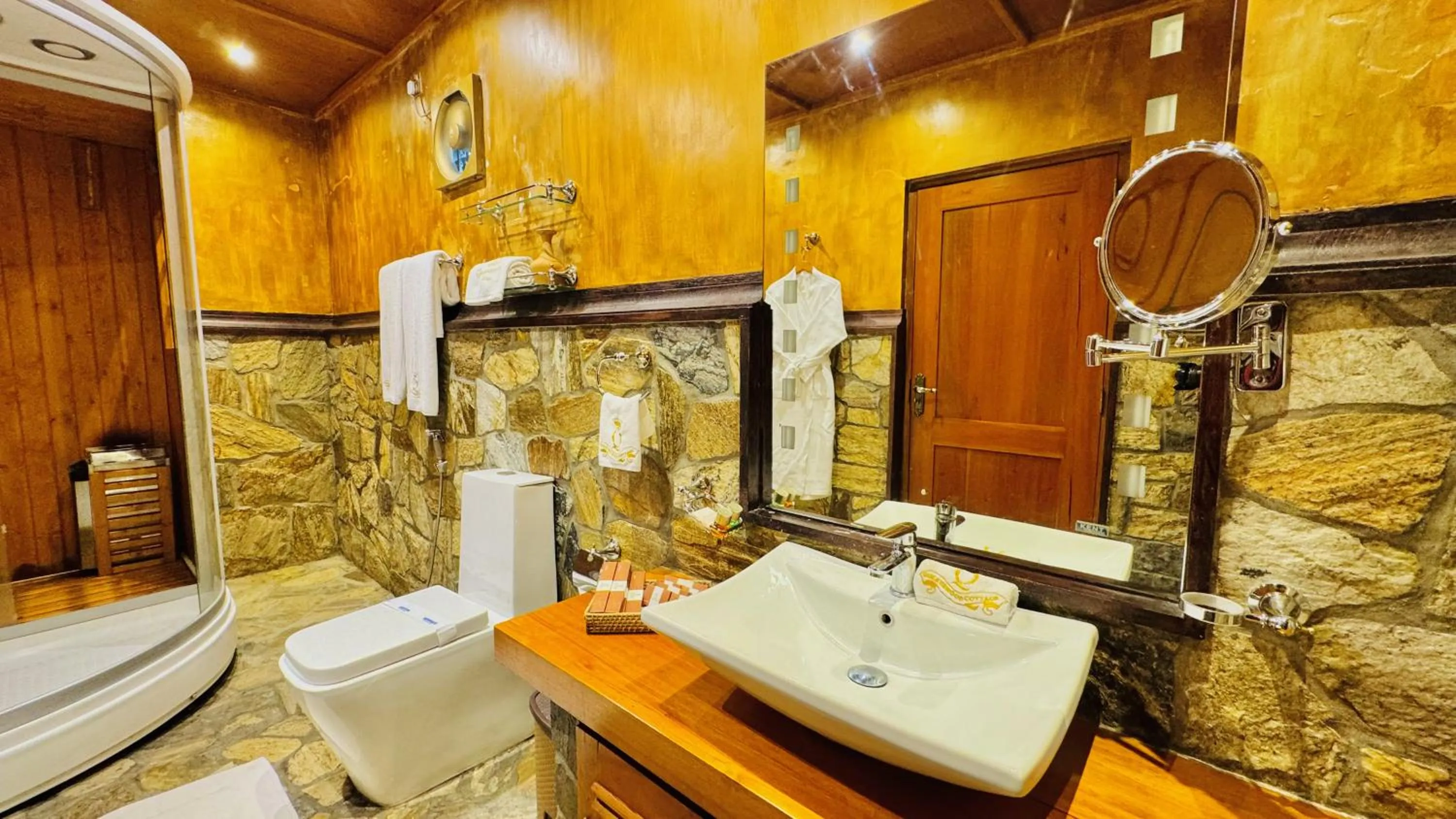 Toilet in Queenswood Cottage