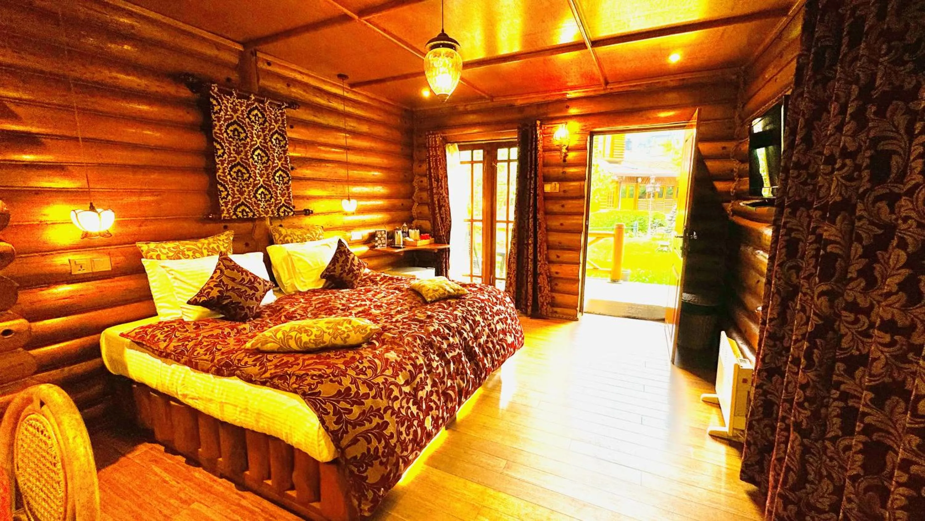 Photo of the whole room, Bed in Queenswood Cottage