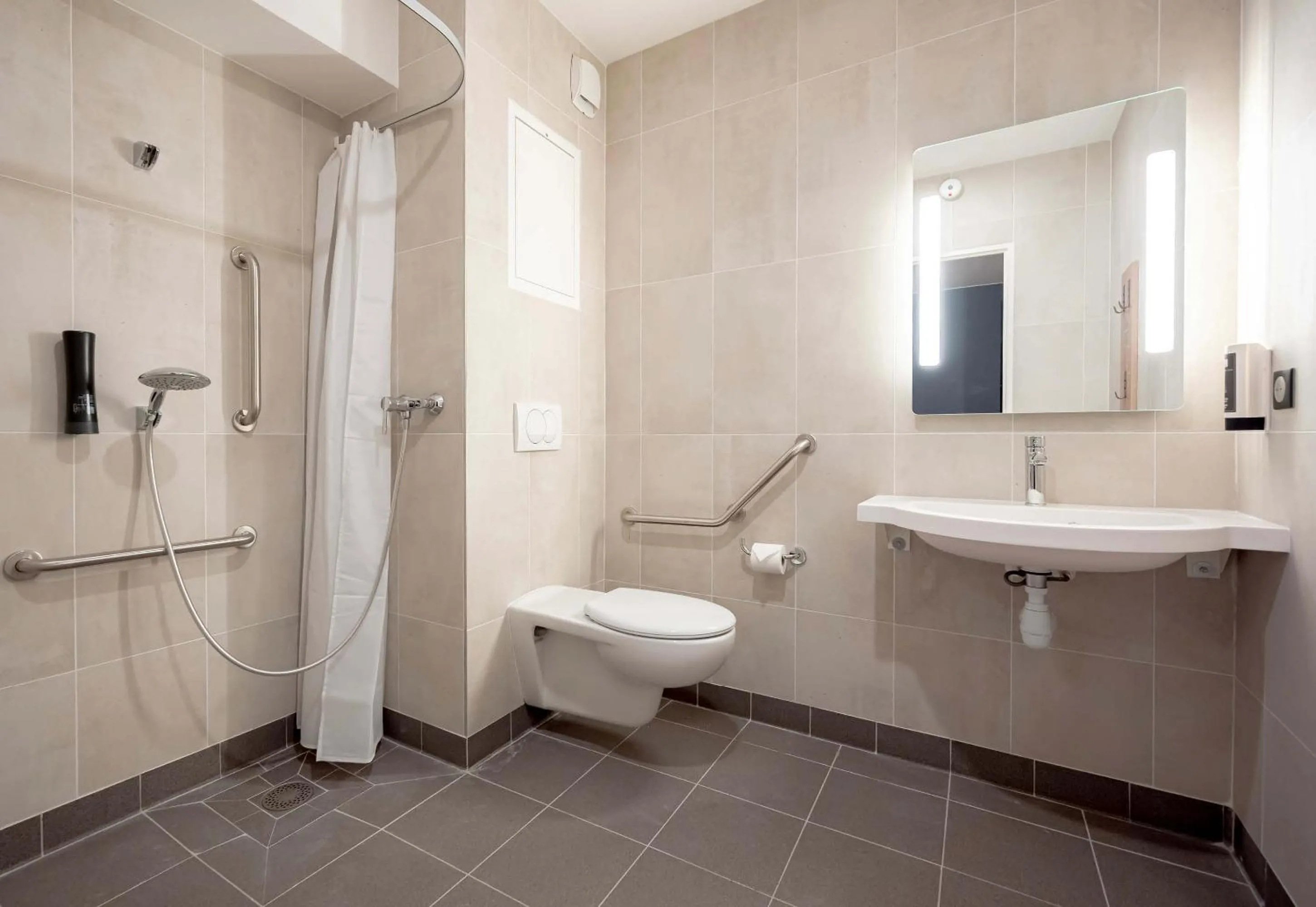 Bathroom in B&B HOTEL Toulon Centre Gare