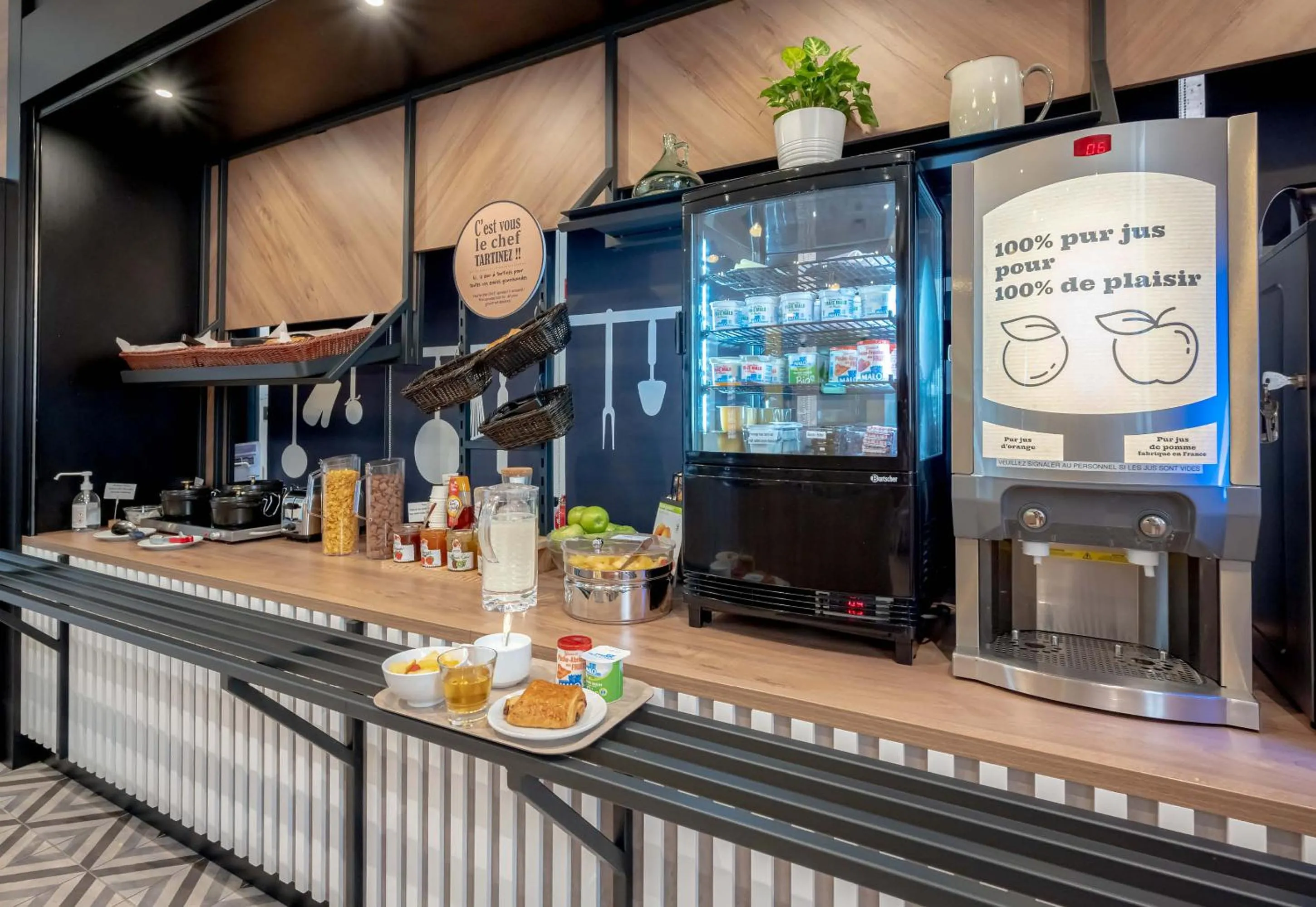 Buffet breakfast in B&B HOTEL Toulon Centre Gare