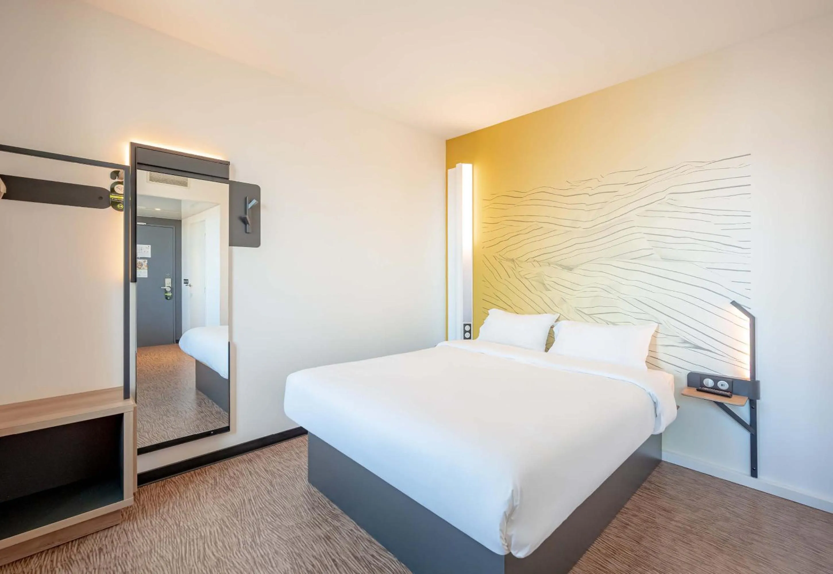 Bedroom, Bed in B&B HOTEL Toulon Centre Gare