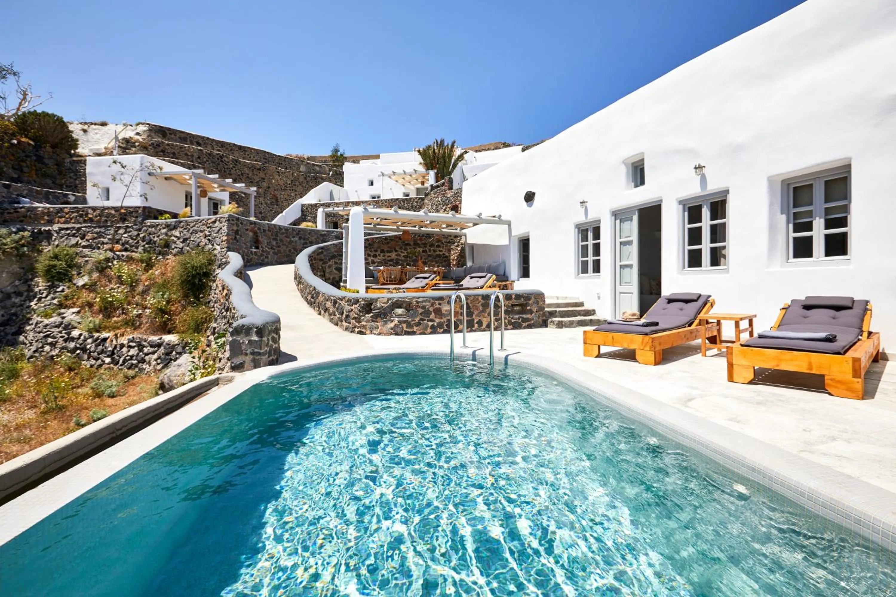 Swimming pool in El Verano Suites