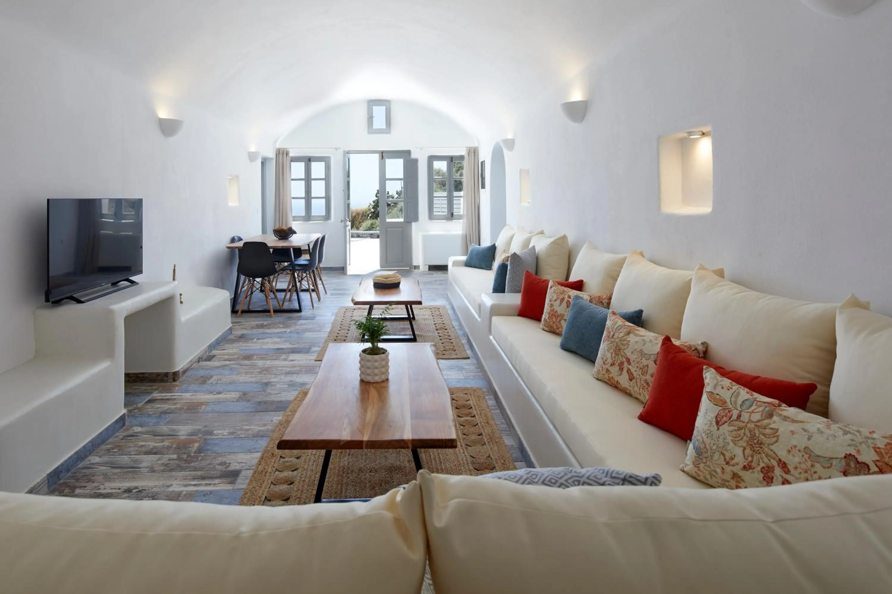 TV and multimedia in El Verano Suites