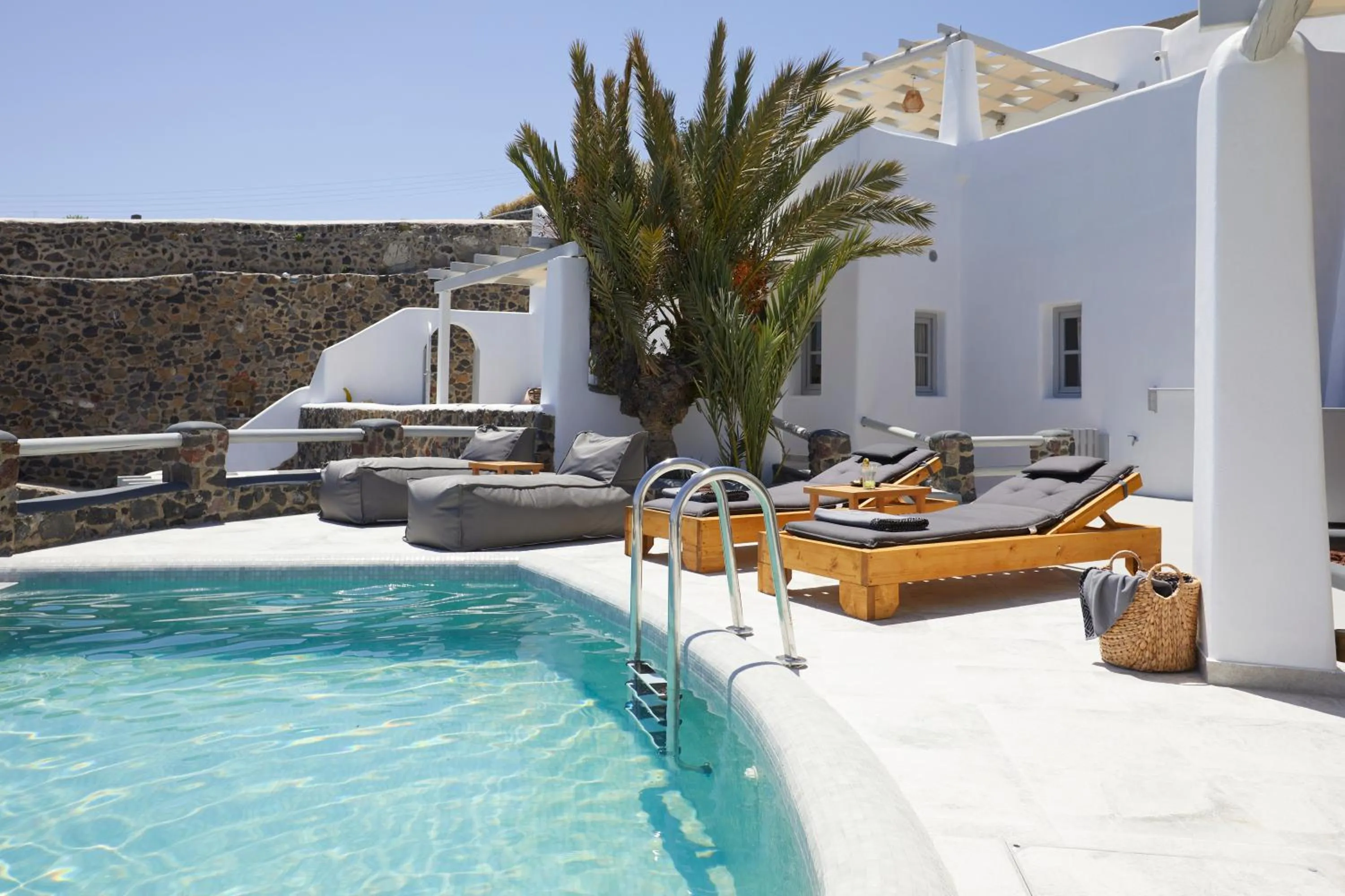 Swimming pool in El Verano Suites