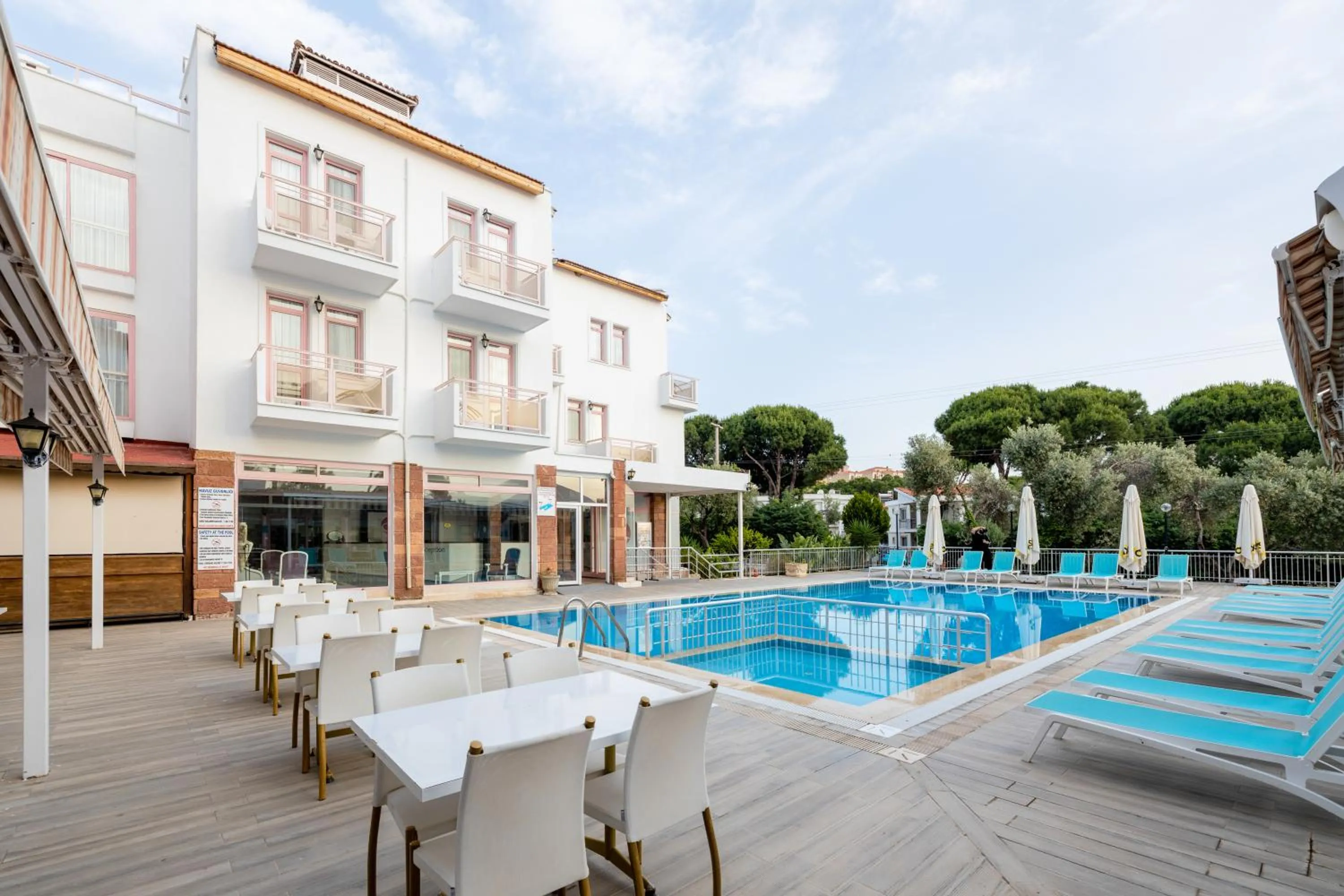 Swimming pool in Hanedan Beach Hotel