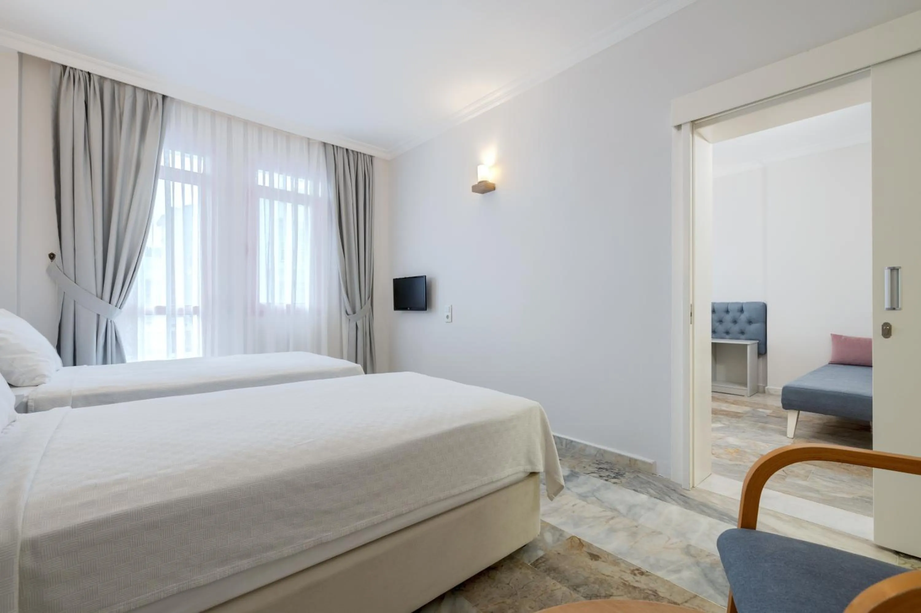 Family in Hanedan Beach Hotel