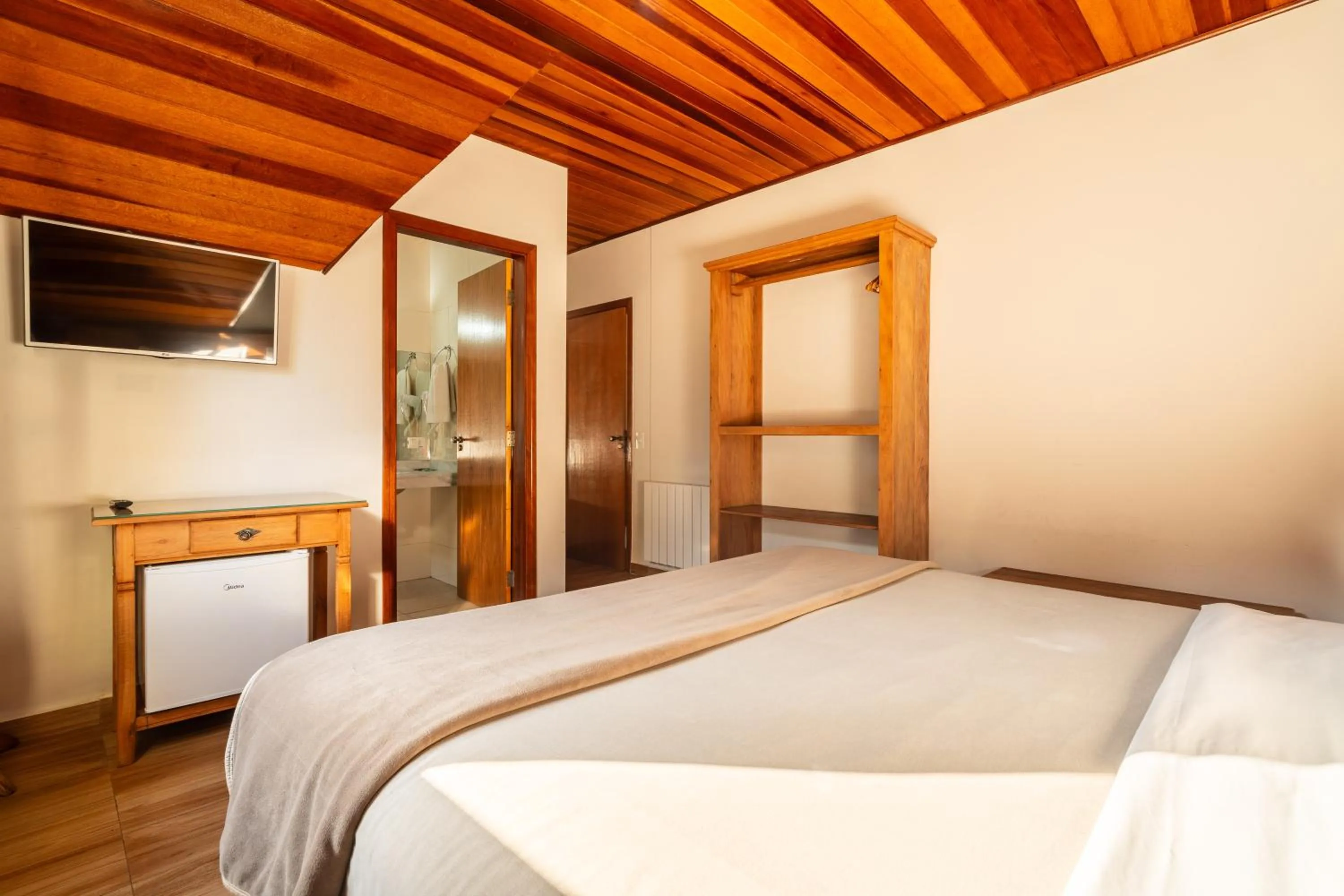 Bedroom, Bed in Castelo Piazzale by Concavus