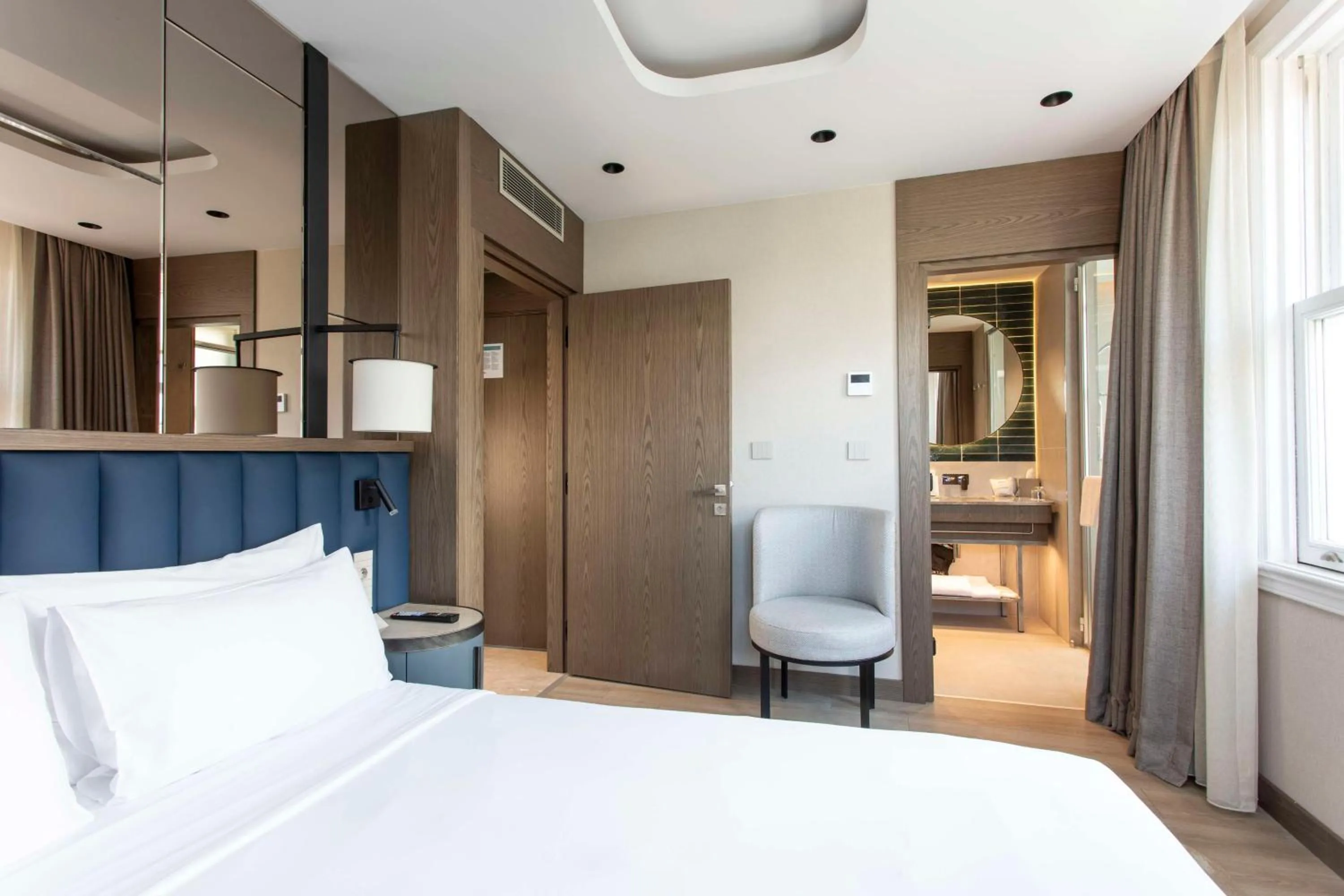 Bathroom, Bed in Radisson Hotel Istanbul Sultanahmet