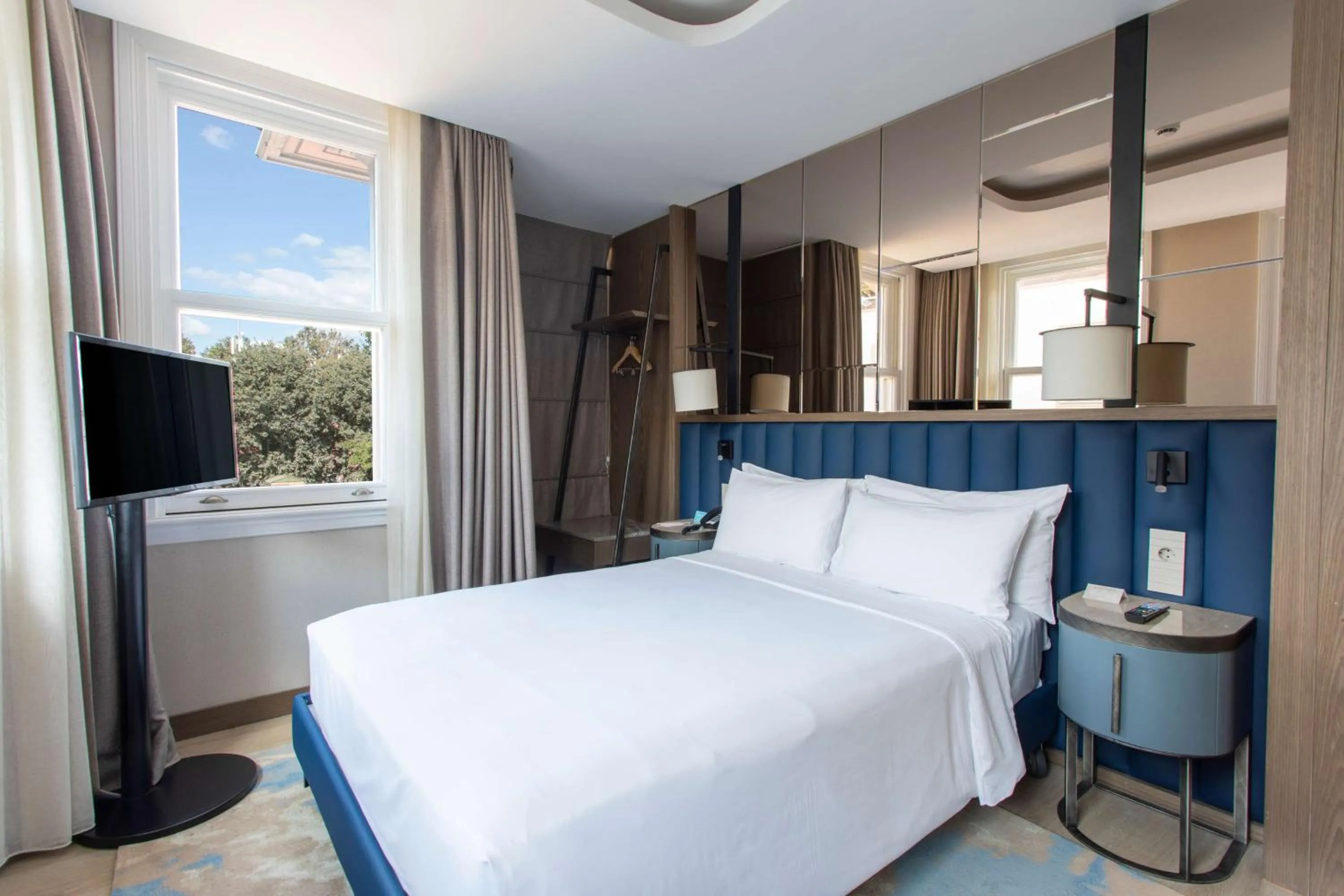 Photo of the whole room, Bed in Radisson Hotel Istanbul Sultanahmet