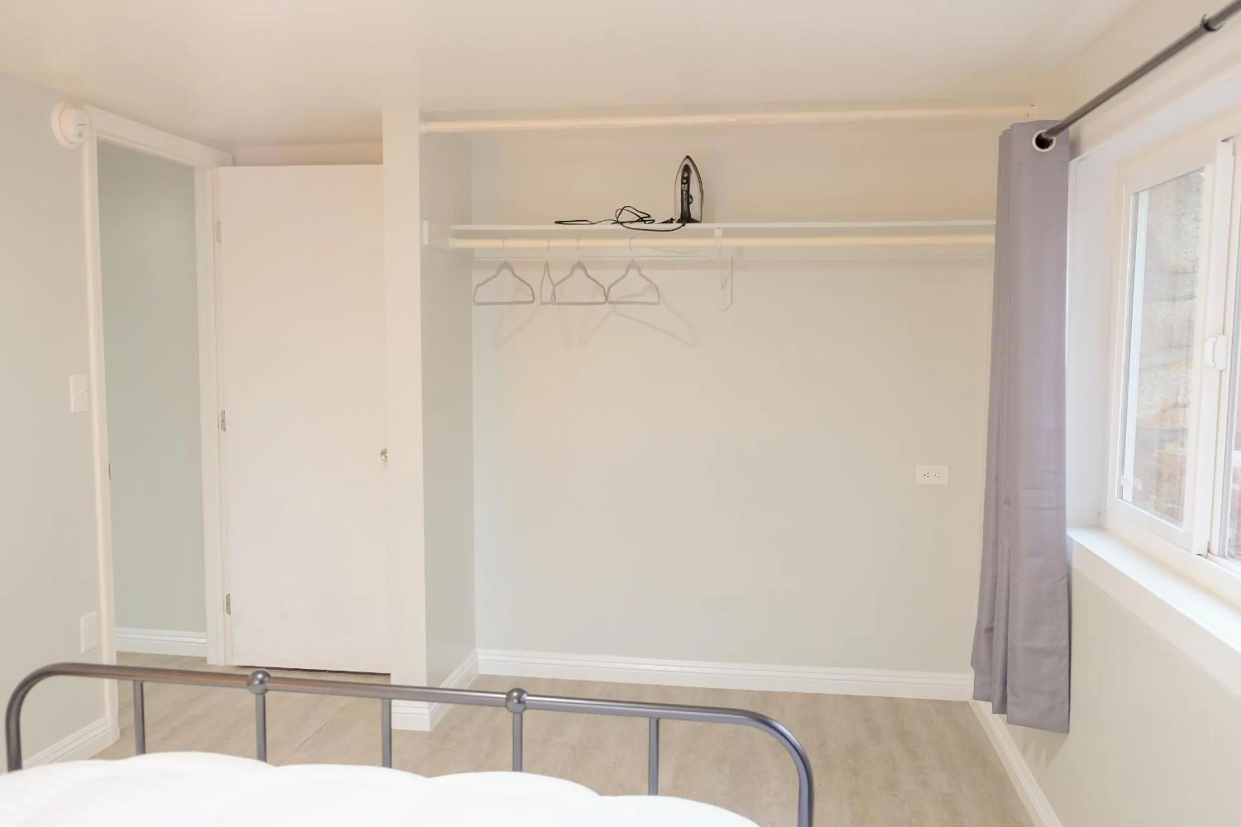 Bedroom, Bed in Sherwood Arms Motel