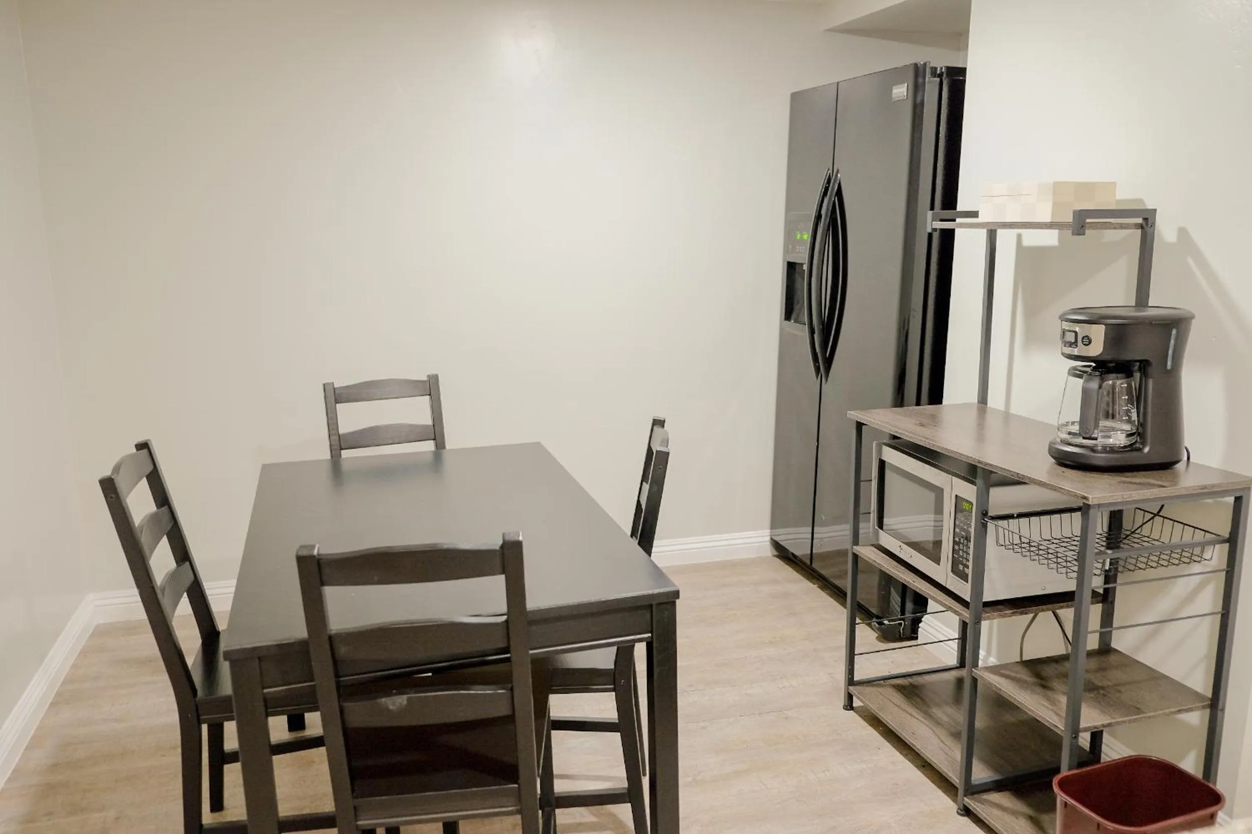 Dining area in Sherwood Arms Motel