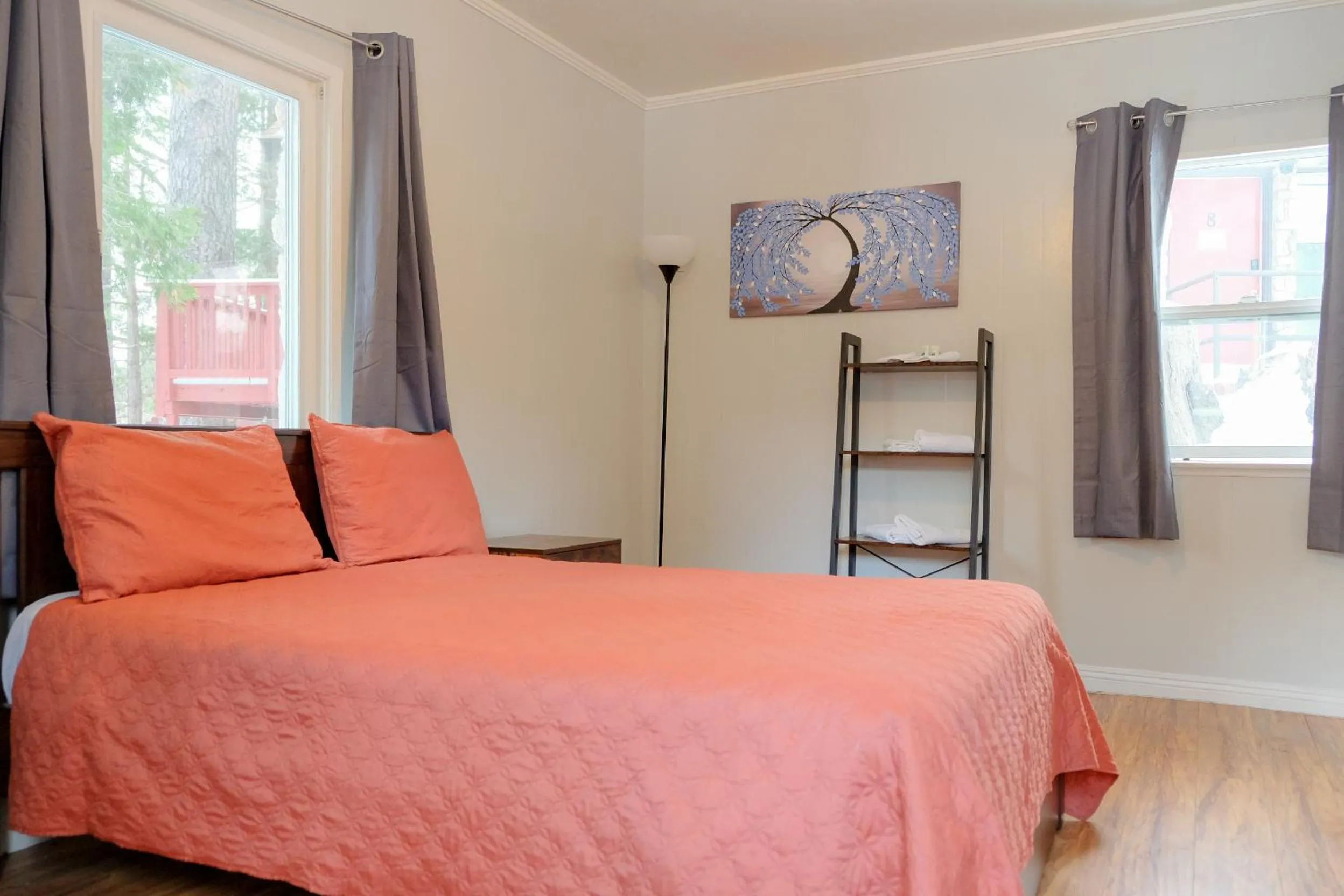 Photo of the whole room, Bed in Sherwood Arms Motel