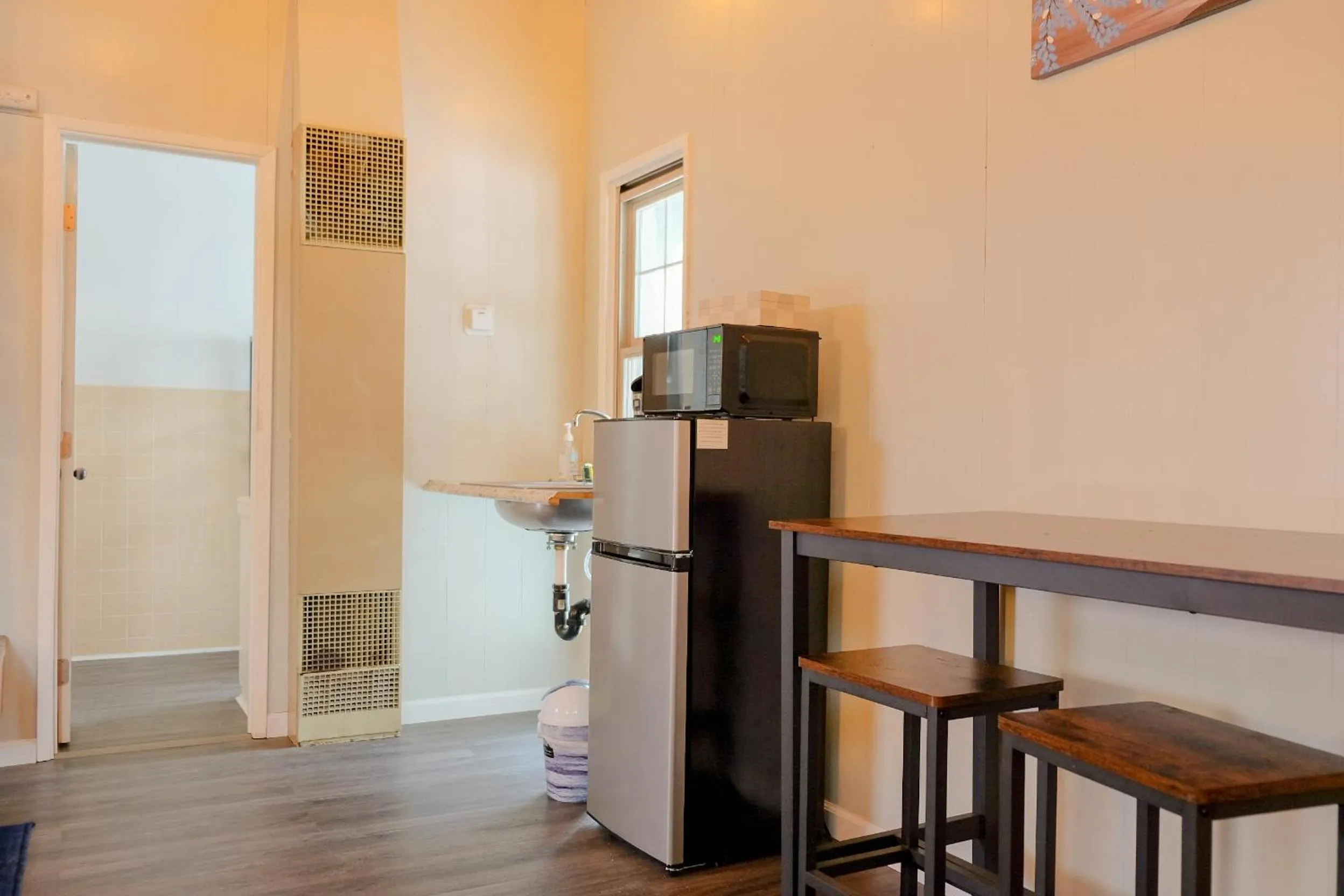 minibar in Sherwood Arms Motel