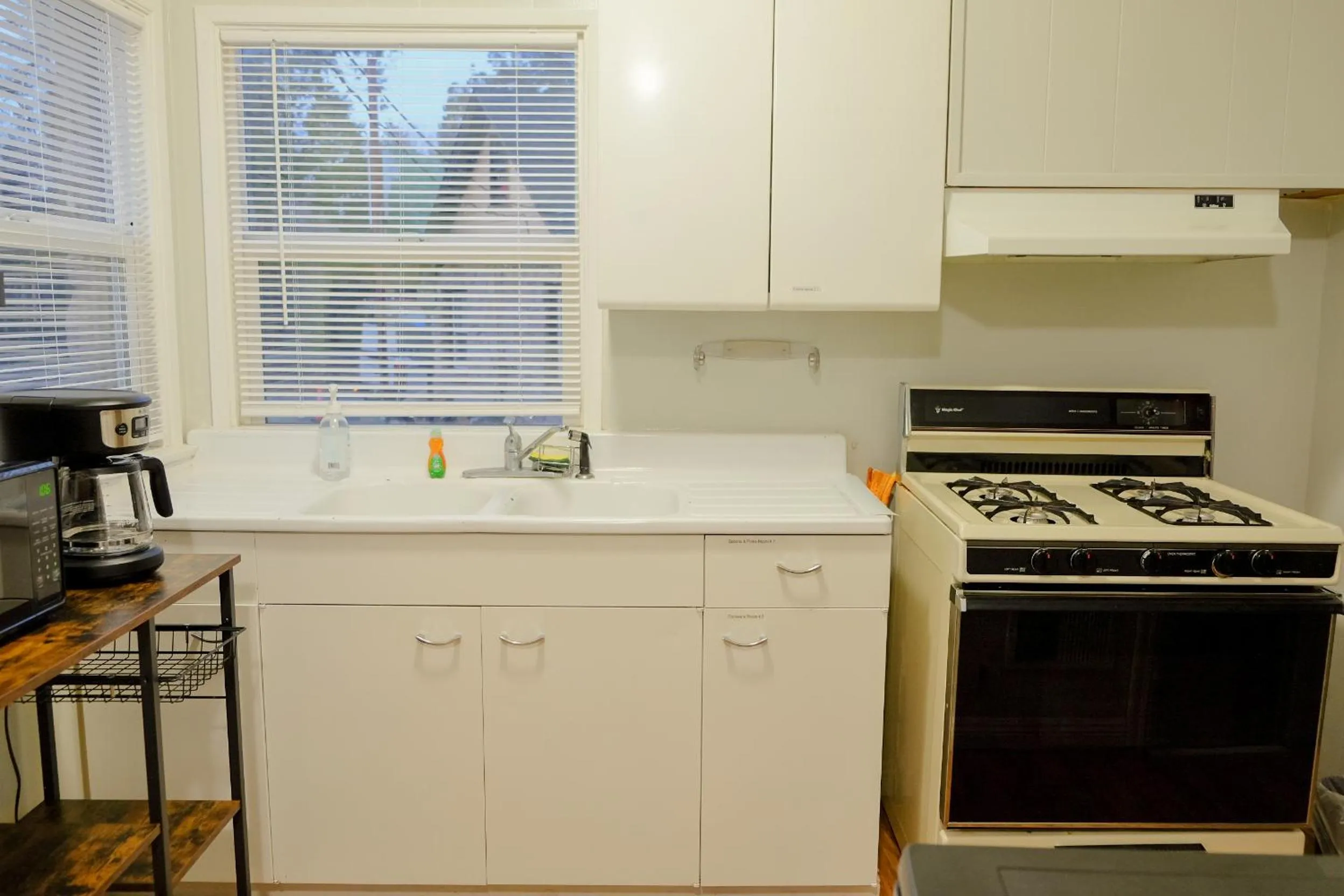 Kitchen or kitchenette in Sherwood Arms Motel