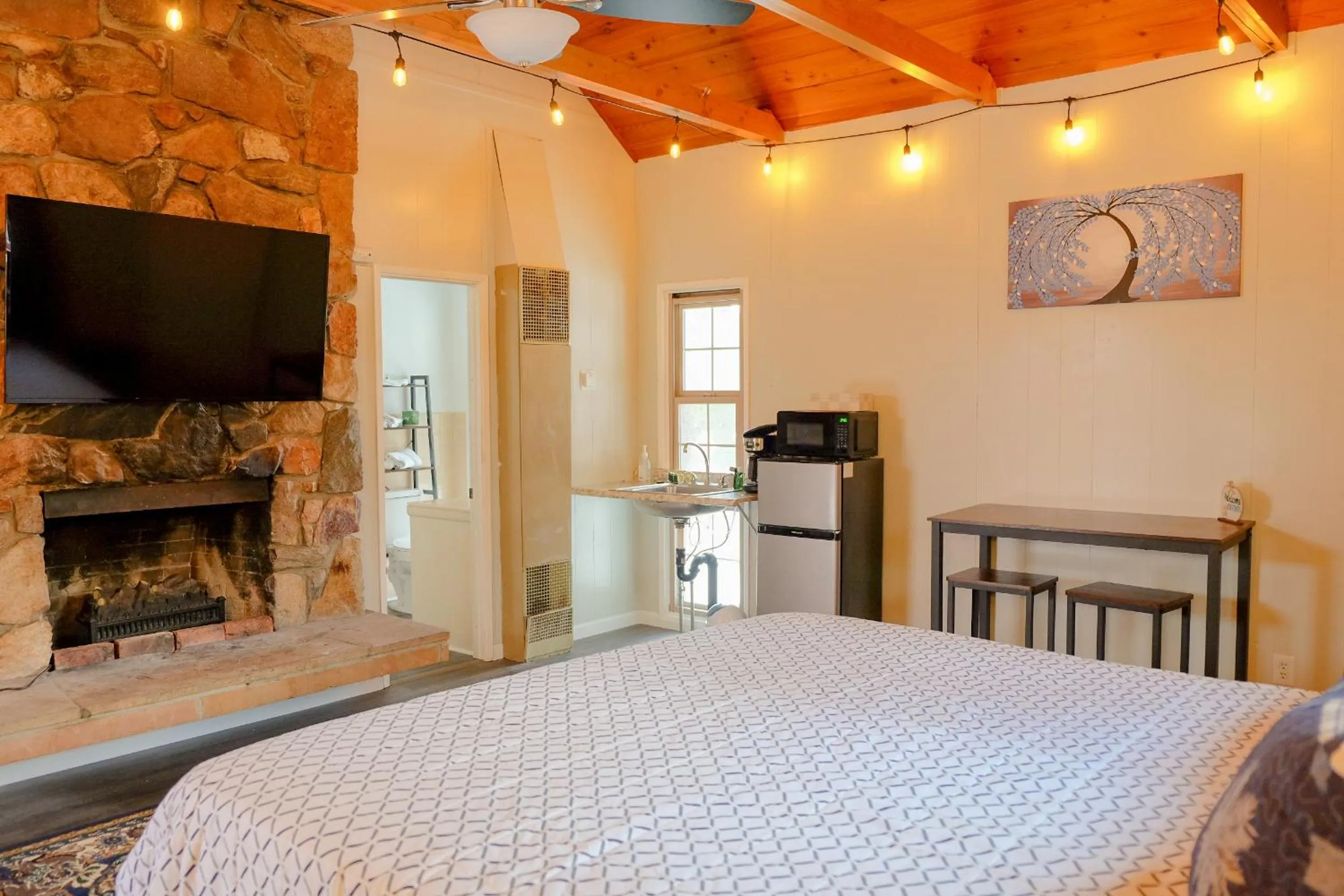 TV and multimedia, Bed in Sherwood Arms Motel