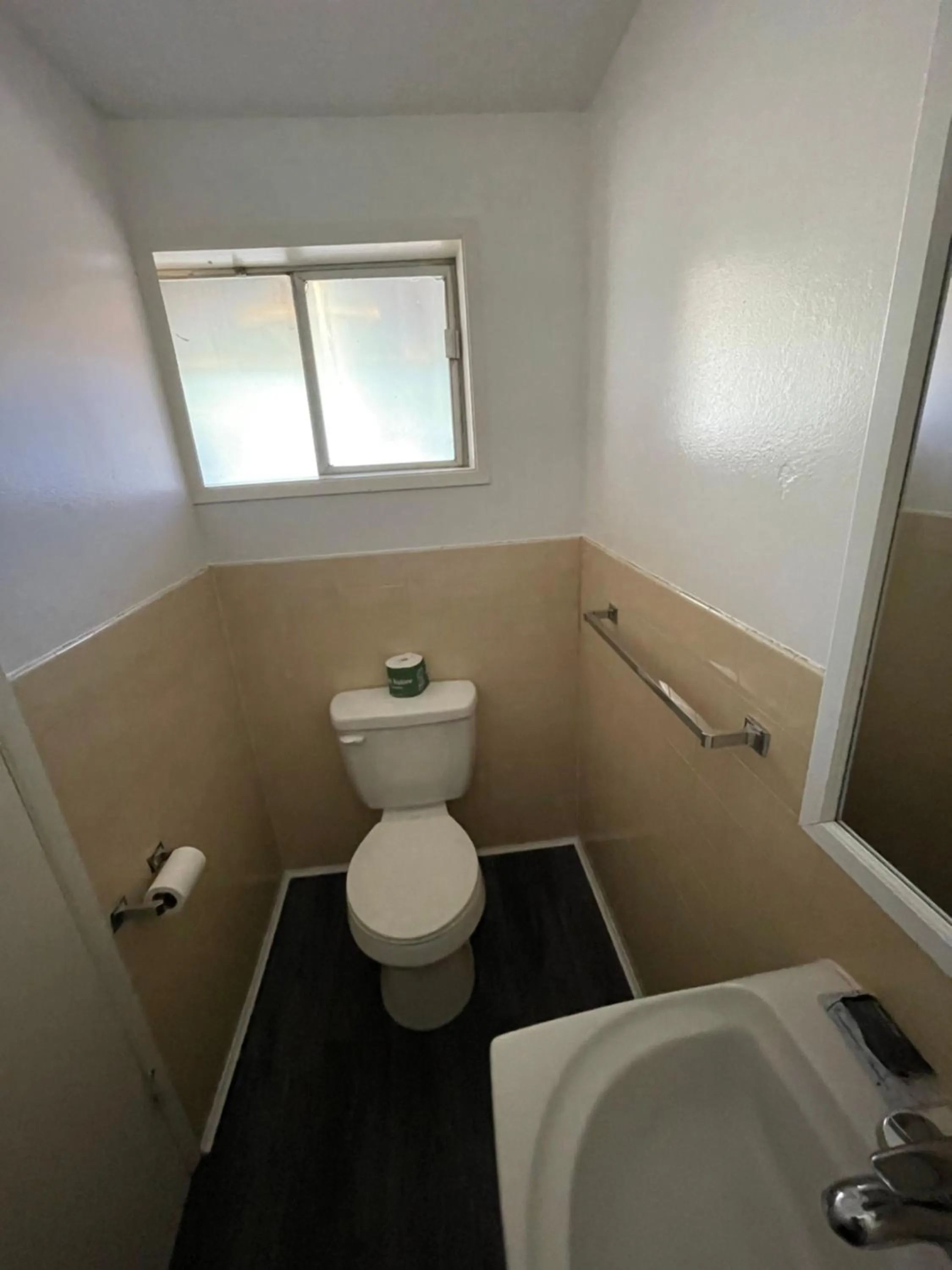 Bathroom in Sherwood Arms Motel