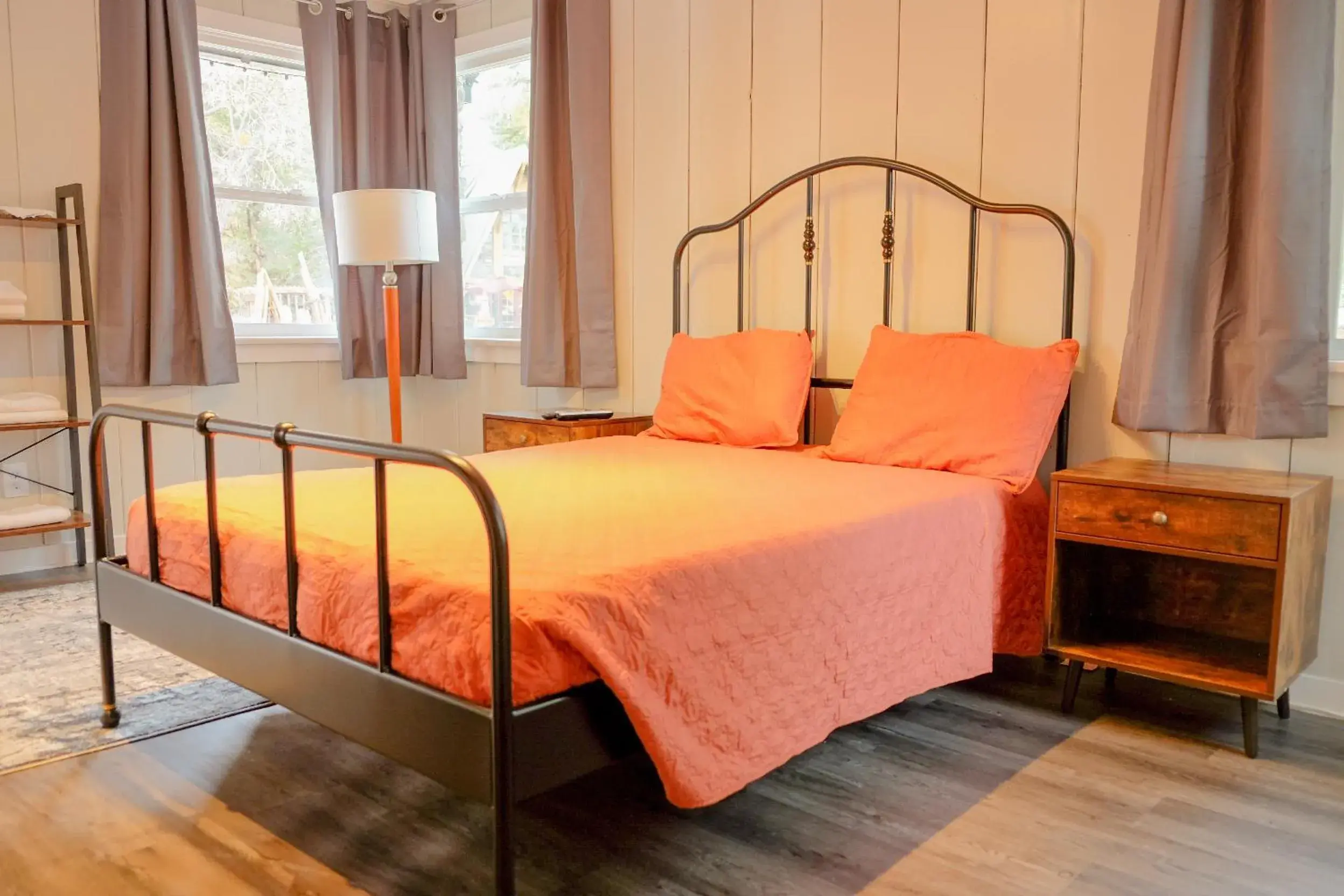 Budget Double Room in Sherwood Arms Motel Budget Double Room in Sherwood Arms Motel