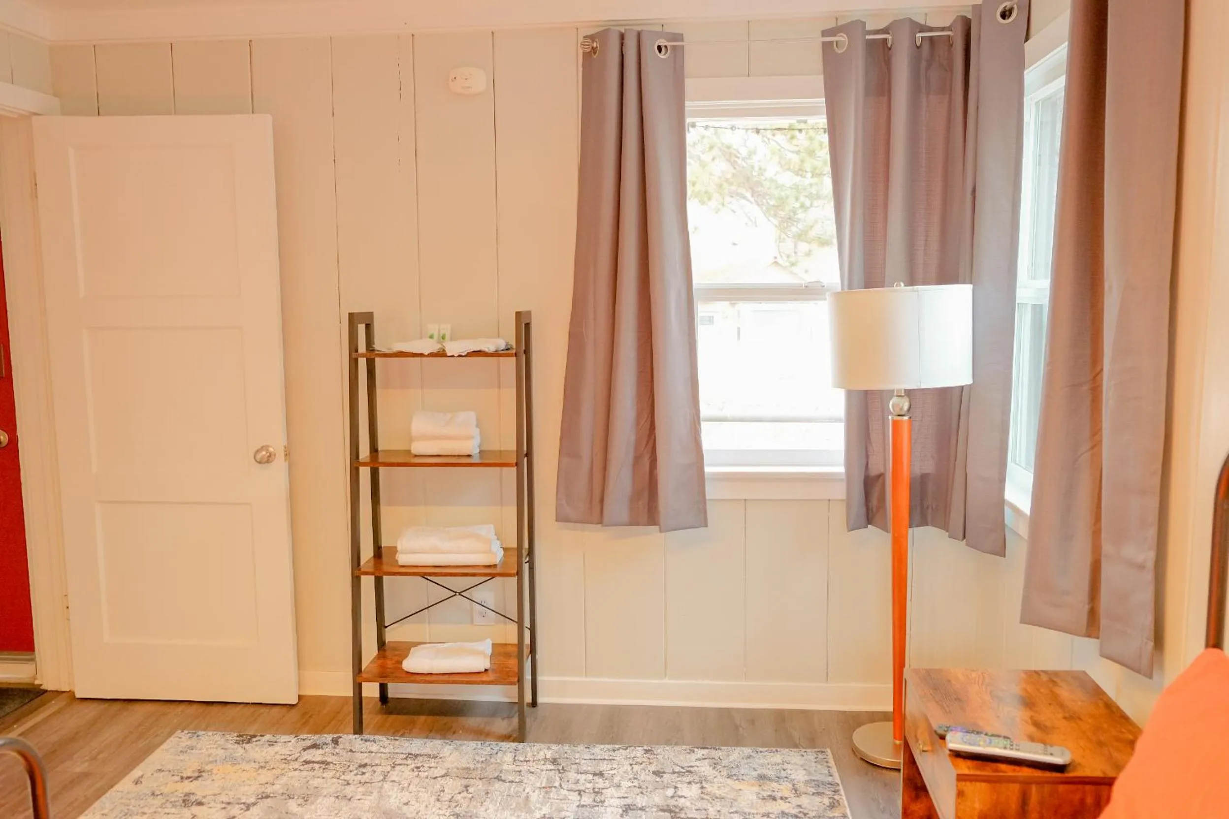 towels, Bed in Sherwood Arms Motel