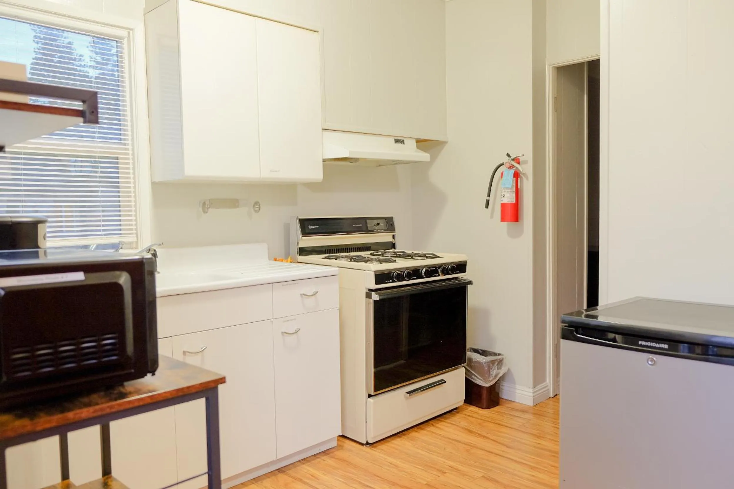 Kitchen or kitchenette in Sherwood Arms Motel