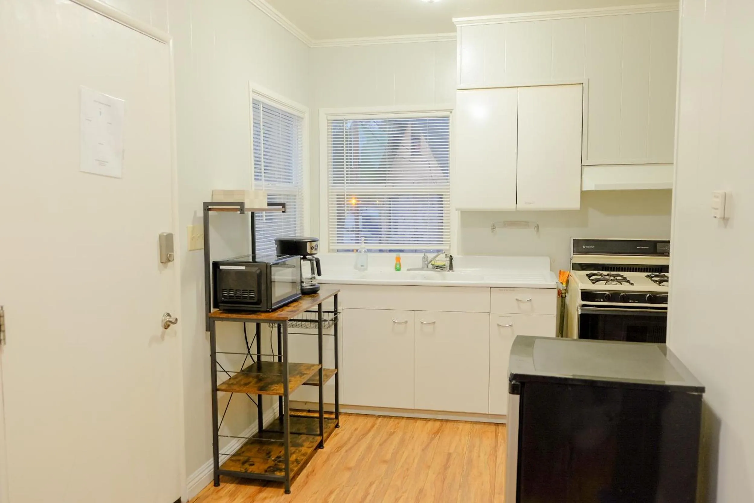 Kitchen or kitchenette in Sherwood Arms Motel