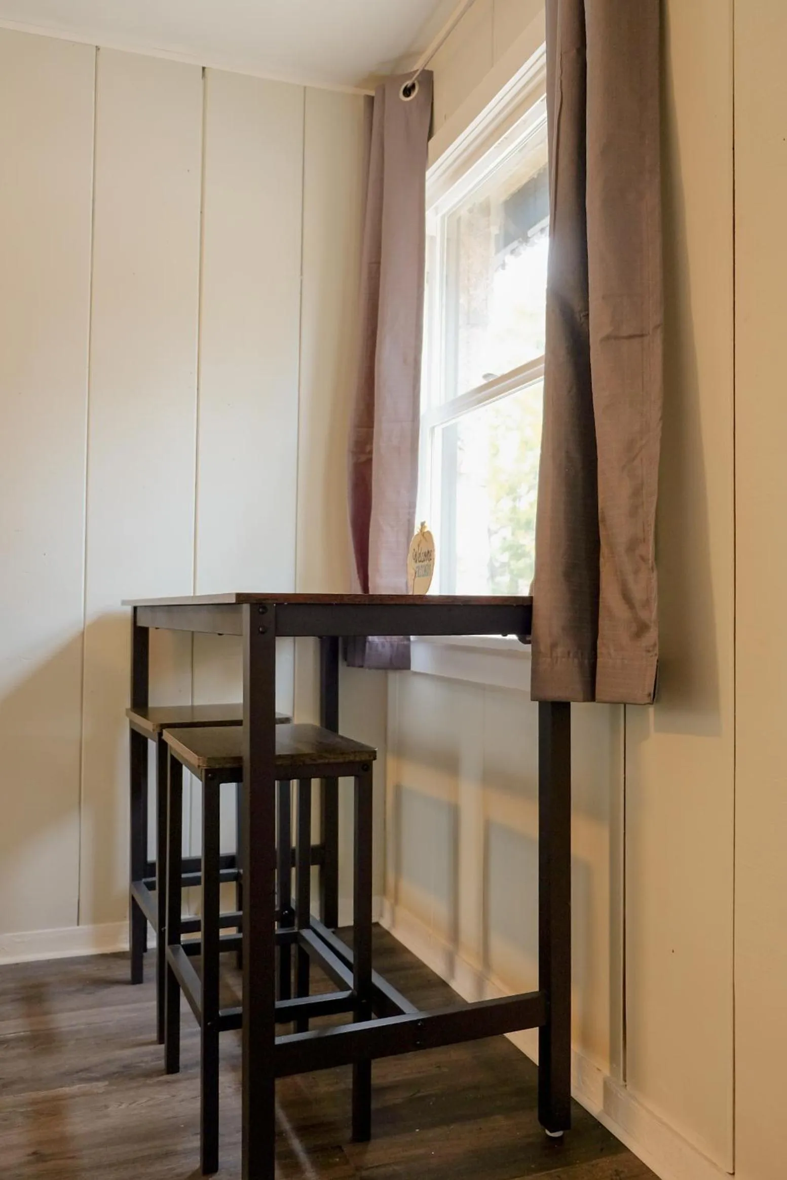 Dining area in Sherwood Arms Motel