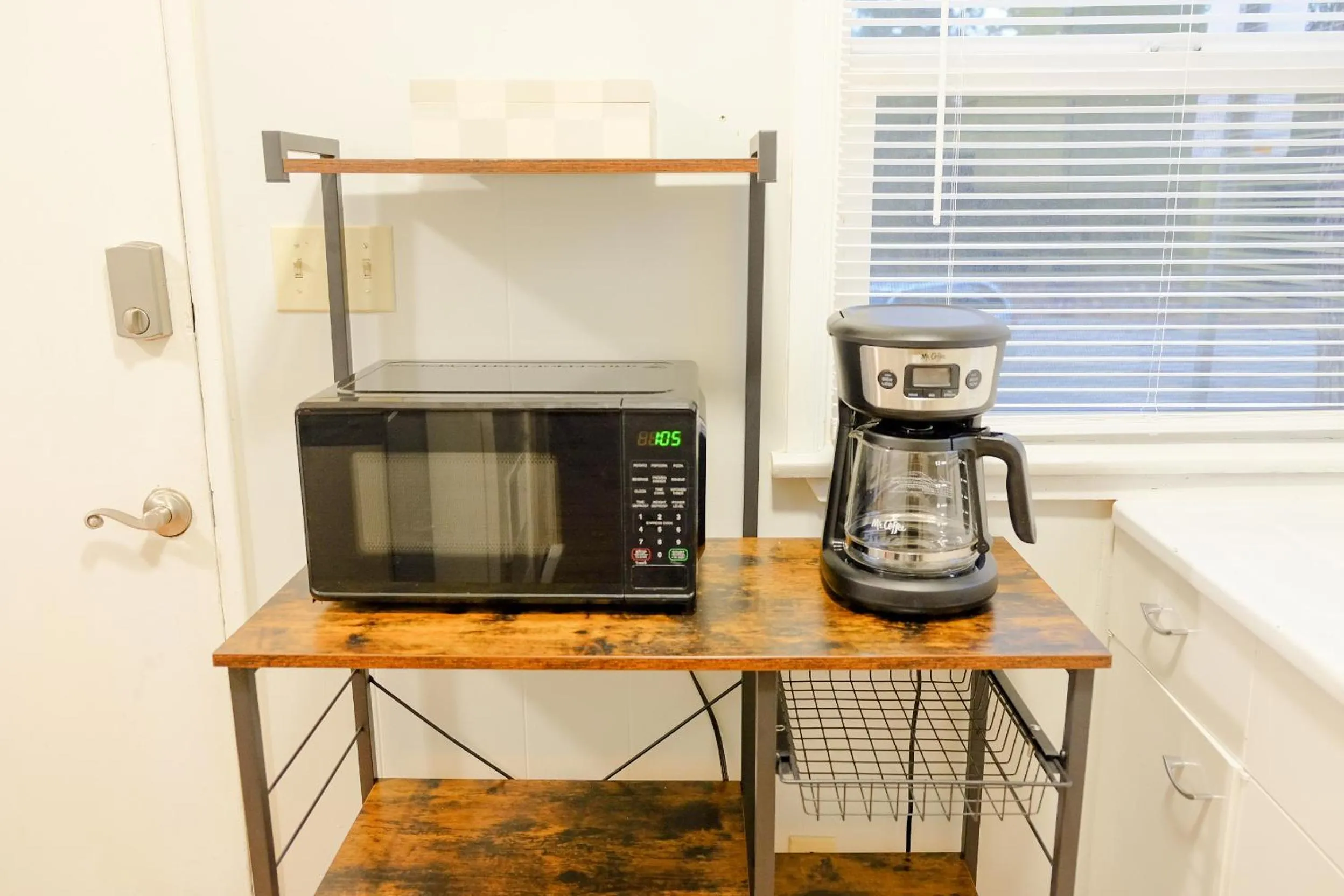 Coffee/tea facilities in Sherwood Arms Motel