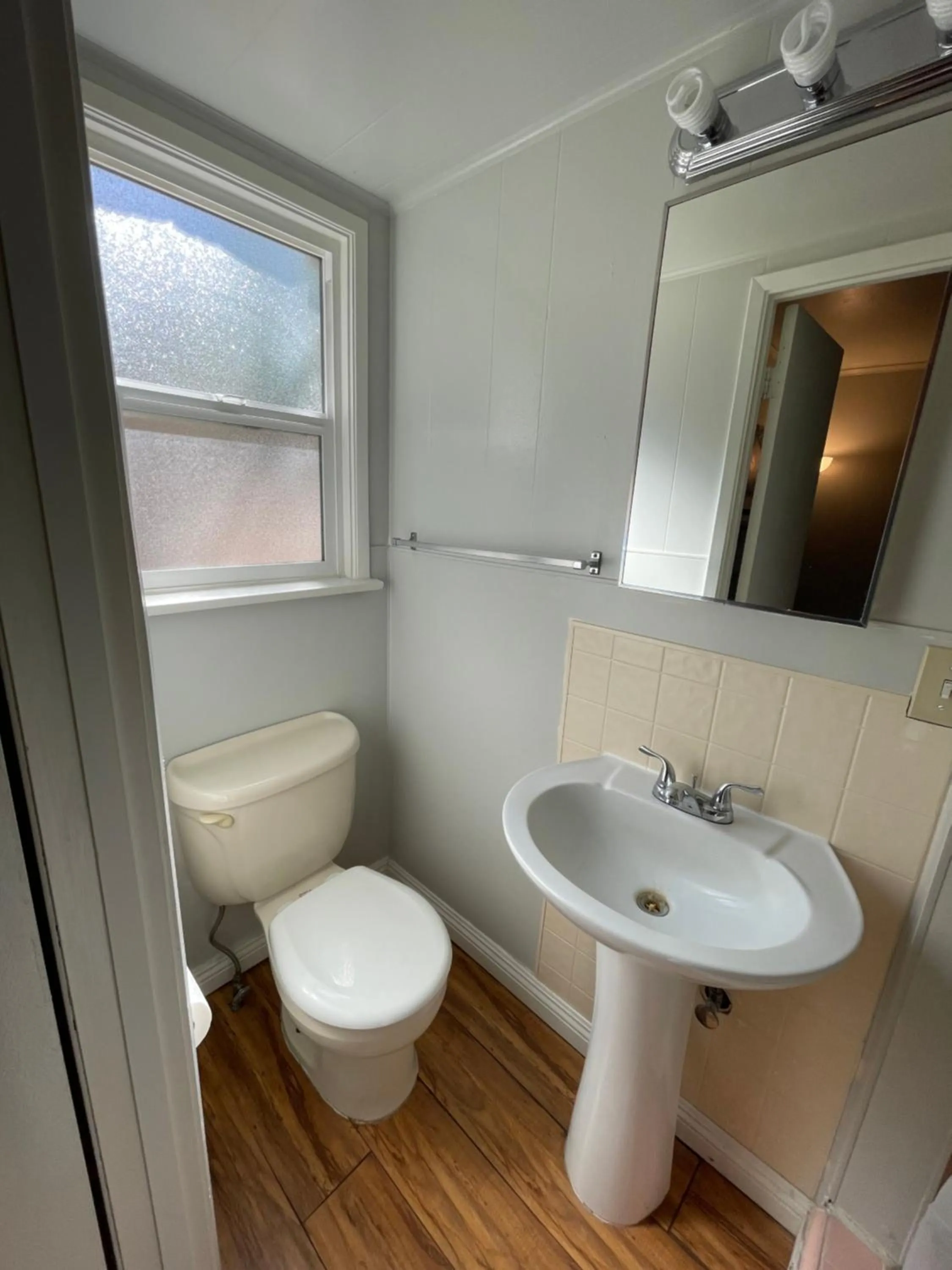 Bathroom in Sherwood Arms Motel